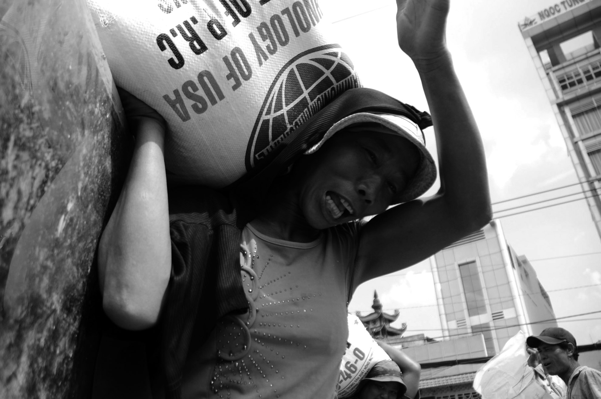 Họ đều là những lao động nghèo khó, không có trình độ học vấn cao nên chọn công việc nặng nhọc để kiếm sống qua ngày. Trong ảnh: Chị Nguyễn Thị Hà (45 tuổi) nhà quận 8.