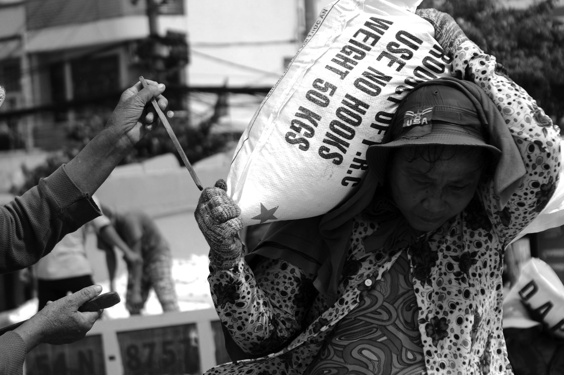 Mỗi ngày, họ phải cõng khoảng 20 tấn phân đạm trên lưng. Để tính công, chủ thuyền phân công một người phát thẻ cho họ. Mỗi lần bốc một bao, được tính một thẻ.