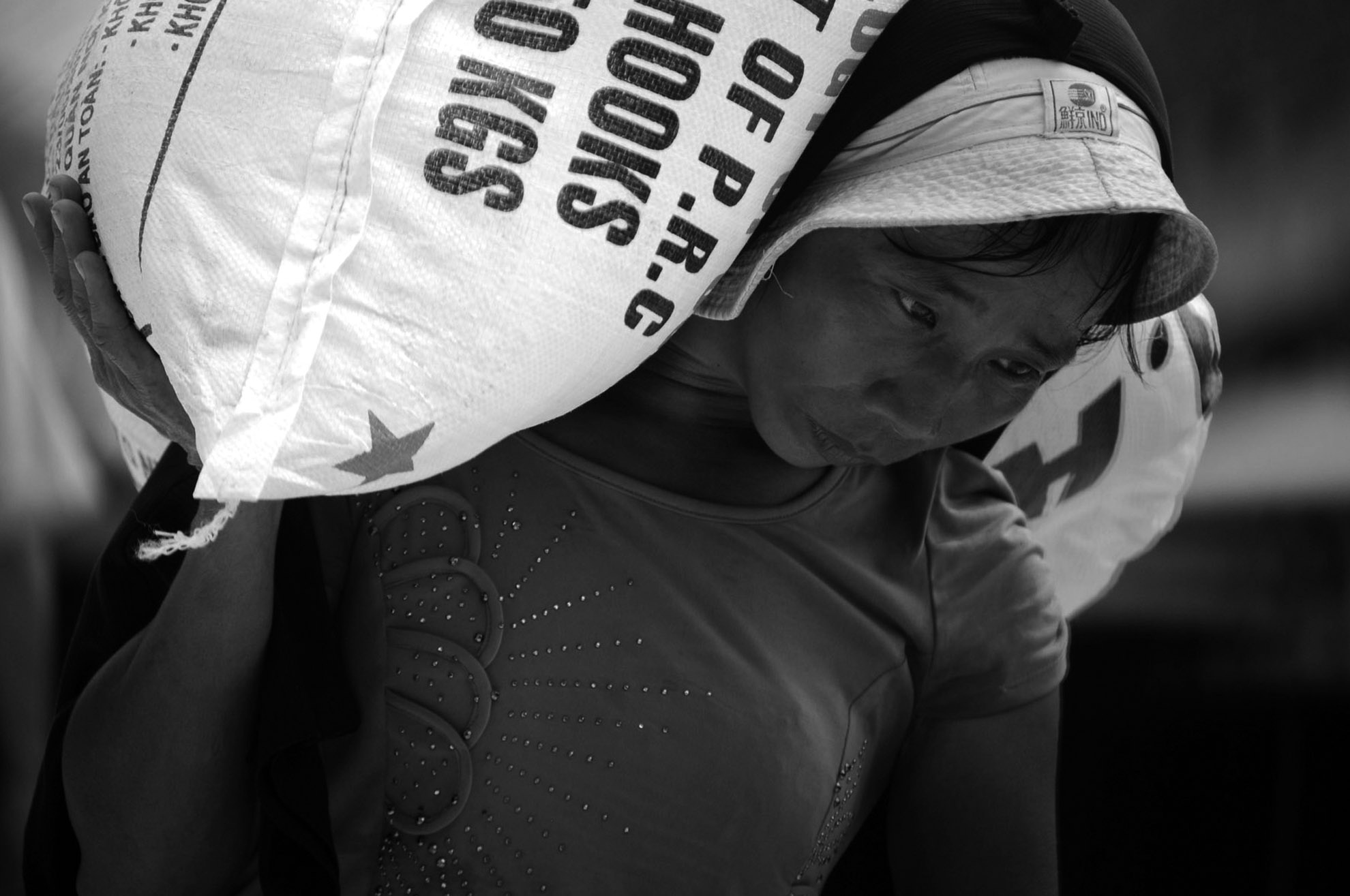 Tuy nhiên, không phải lúc nào cũng có việc để làm. Nhiều hôm, nhà máy sản xuất không kịp nên không có hàng để bốc vác. 