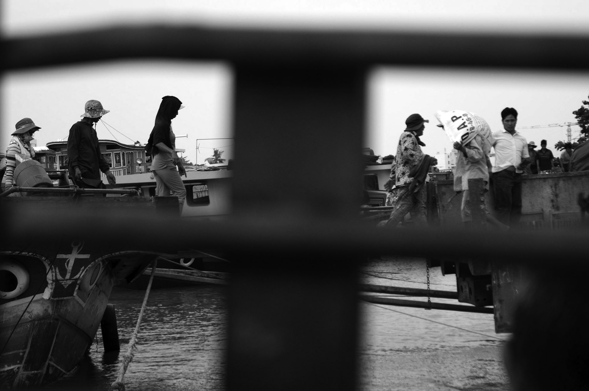 Không có một chế độ bảo hiểm nào, muốn có tiền thì phải bỏ sức ra làm việc. Tuy nhiên, khi đã có tuổi tác thì việc bốc vác trở nên khó khăn.