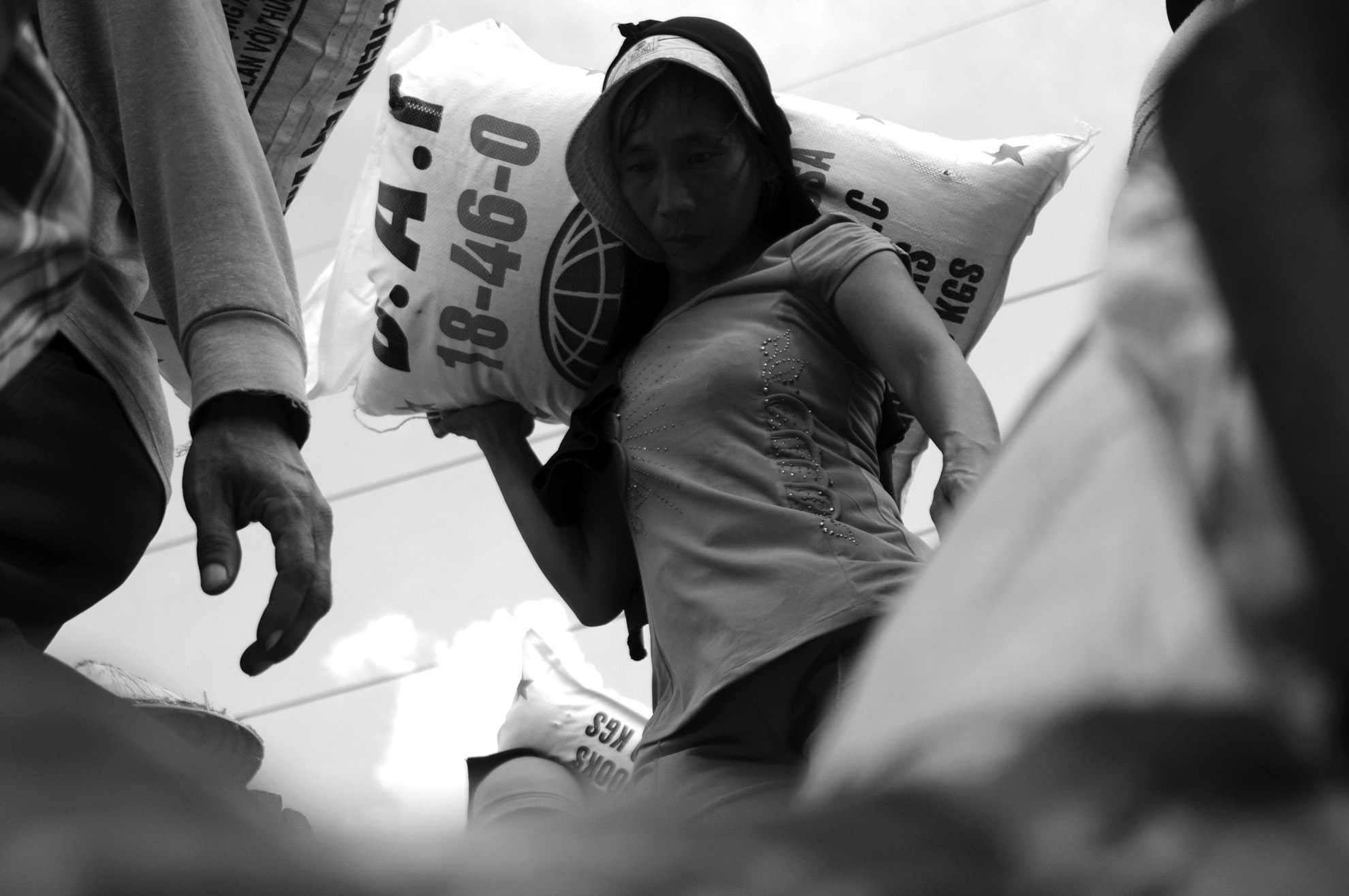 Chị Hà cùng chồng làm nghề bốc vác phân đạm đã hơn 20 năm nay. Từ quê lên thành phố, chị thuê nhà trọ ở quận 8 rồi hai vợ chồng ngày ngày đi làm, lấy tiền nuôi 3 đứa con nhỏ.