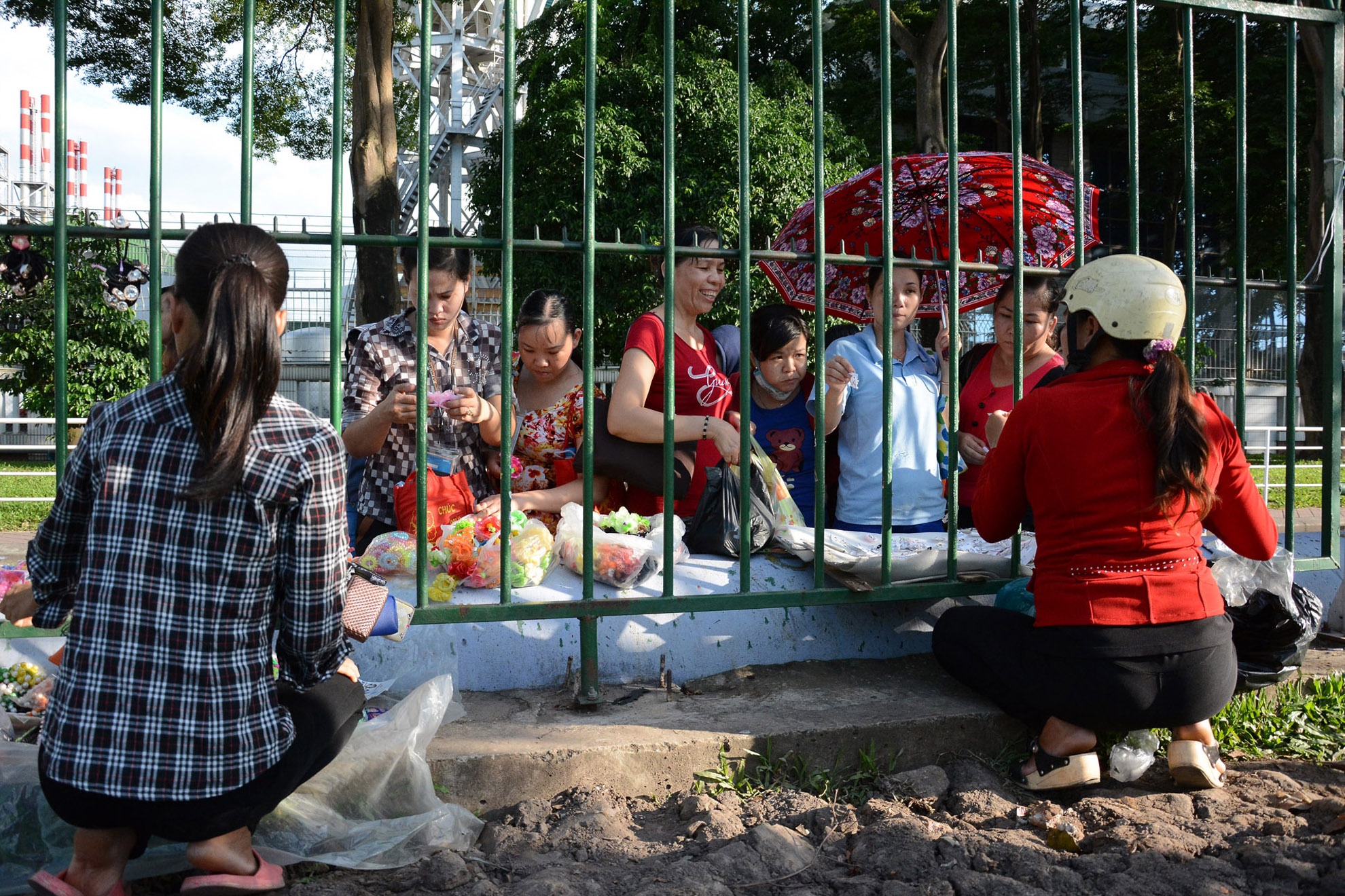 Cả người bán, người mua đều là những người lao động nghèo. Vì mưu sinh mà mỗi người làm một nghề, vì thế mà họ cũng trở nên thân thiết nhau.
