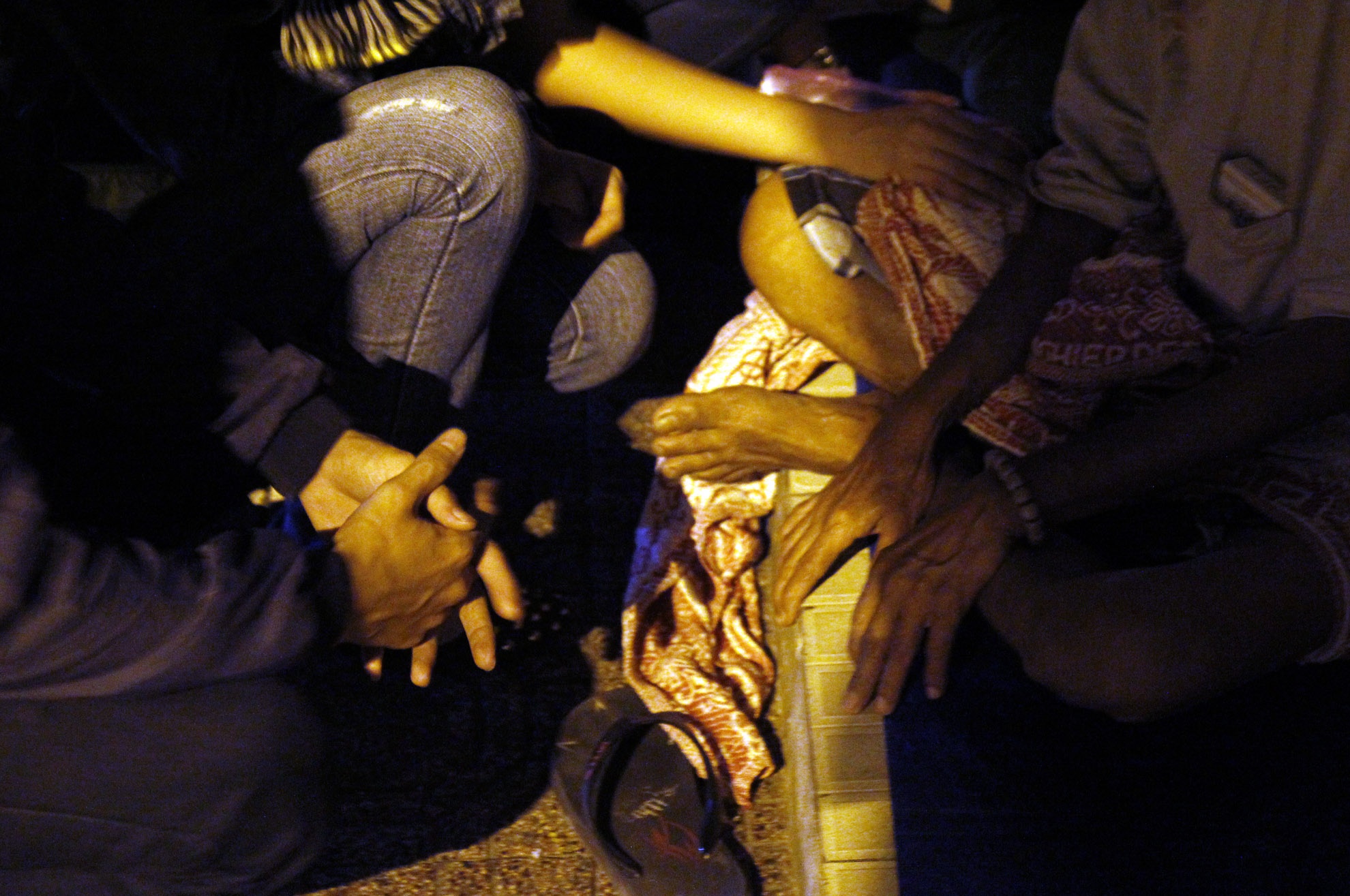 Anh Lê ngọc long. Quê Quảng Ngãi, ngủ ở vỉa hè quận Tân Phú. Mất giấy tờ, lượm ve chai kiếm tiền về quê. Khi các bạn tình nguyện viên gặp anh thì anh đang bệnh nặng, gần như không ngồi vững, các bạn đỡ anh dậy hỏi thăm và trò chuyện. Anh vừa run rẩy trả lời vừa ngơ ngác rất tội nghiệp.