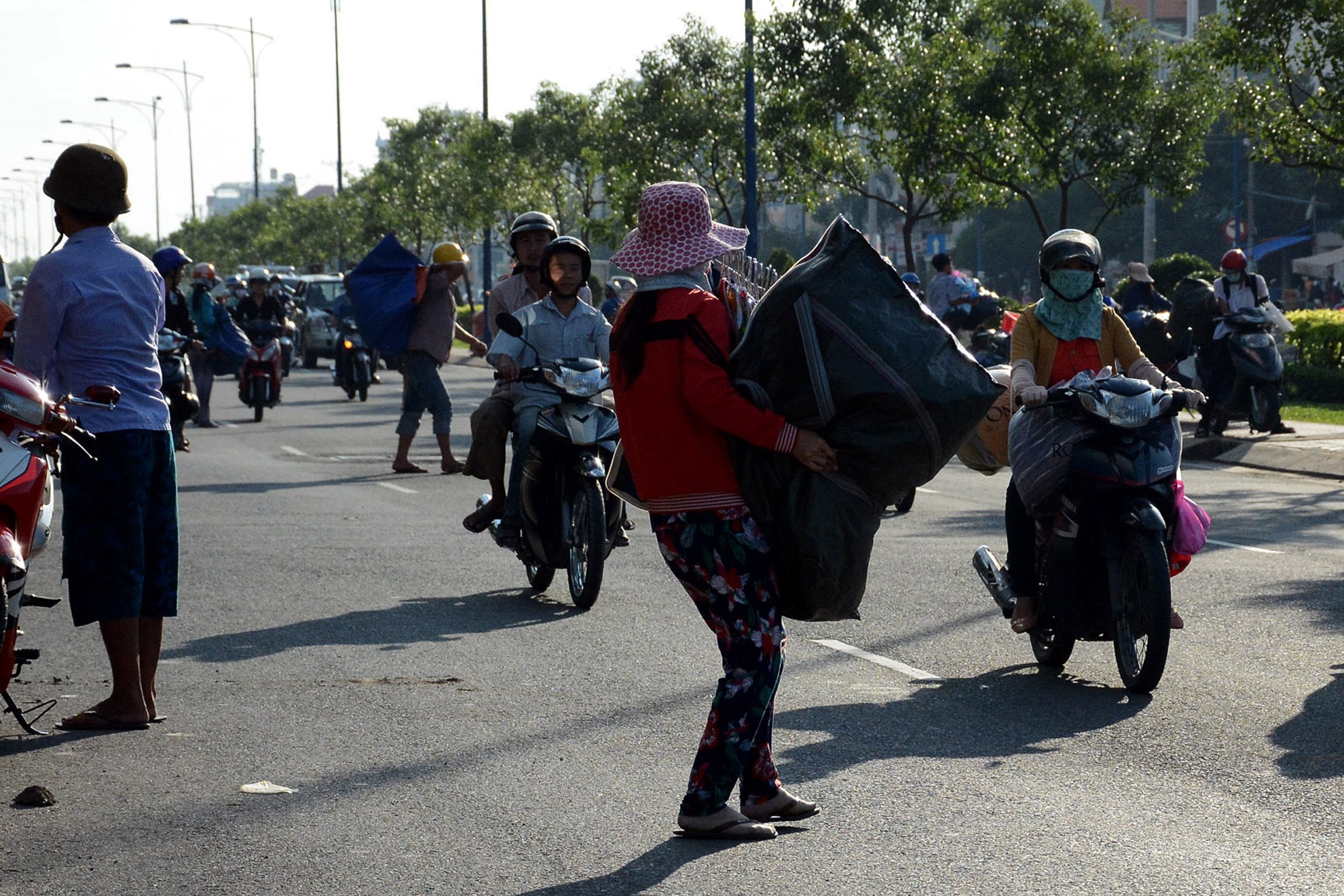 Tuy nhiên, vì đây là khu vực cấm nên những người bán hàng kiểu này thường bị lực lượng đô thị thu hàng hóa, đưa về đồn. Mỗi lần như vậy, họ lại bị phạt tiền, coi như mất trắng cả tháng buôn bán.