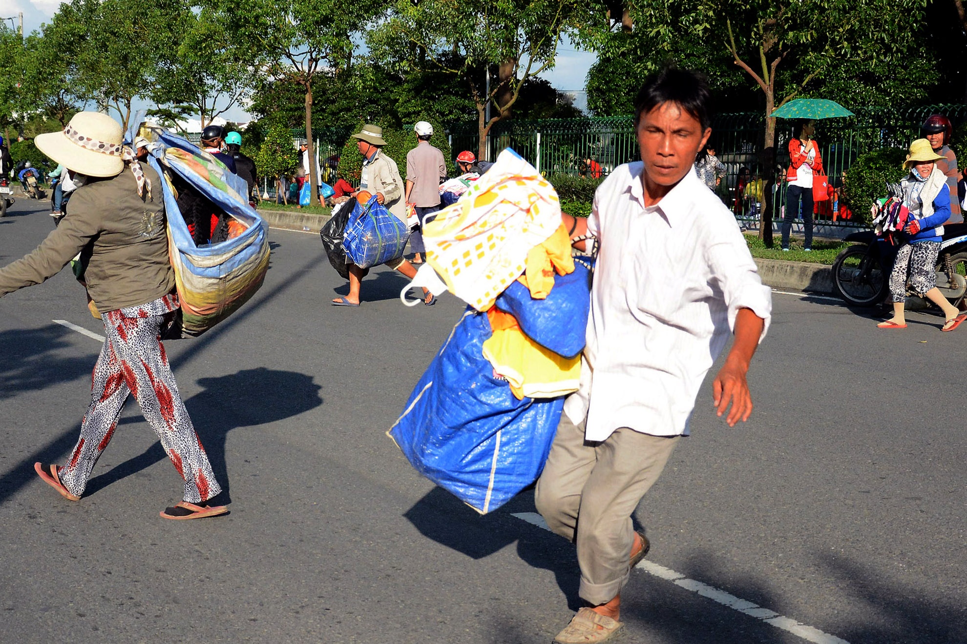 Mỗi lần thấy lực lượng đô thị đi làm việc, là lúc những người bán hàng vội vàng thu dọn hàng hóa. Nhiều người nói vui, đây gọi là khu “chợ chạy”, vì hễ thấy cơ quan chức năng là phải chạy cho nhanh nếu không muốn bị mất hàng hóa.