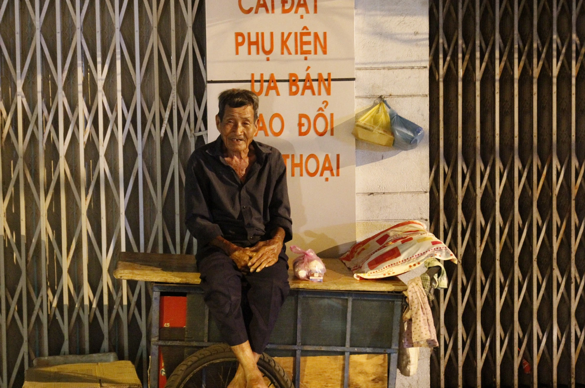 Bạn Phan Thị Thu Thủy cùng bạn Phạm Huỳnh Nhân tặng quà cho chú Em, 60 tuổi, quê SG. Vô gia cư, lượm ve chai. Hàng đêm ngủ nhờ tại các quán hàng lề đường. Chú cho biết rất vui sướng khi được các bạn ghé thăm tặng quà. Chú cứ cảm ơn và cười mãi không thôi.  13_zing.jpg: Khi cả nhóm đi phá quà hết còn đường, và quay lại thì thấy chú còn bần thần cứ ngồi như vậy. Dường như nhận được món qua nửa đêm từ những con trẻ nơi xứ lạ quê người làm cho người đàn ông này náo nức mãi không thôi.