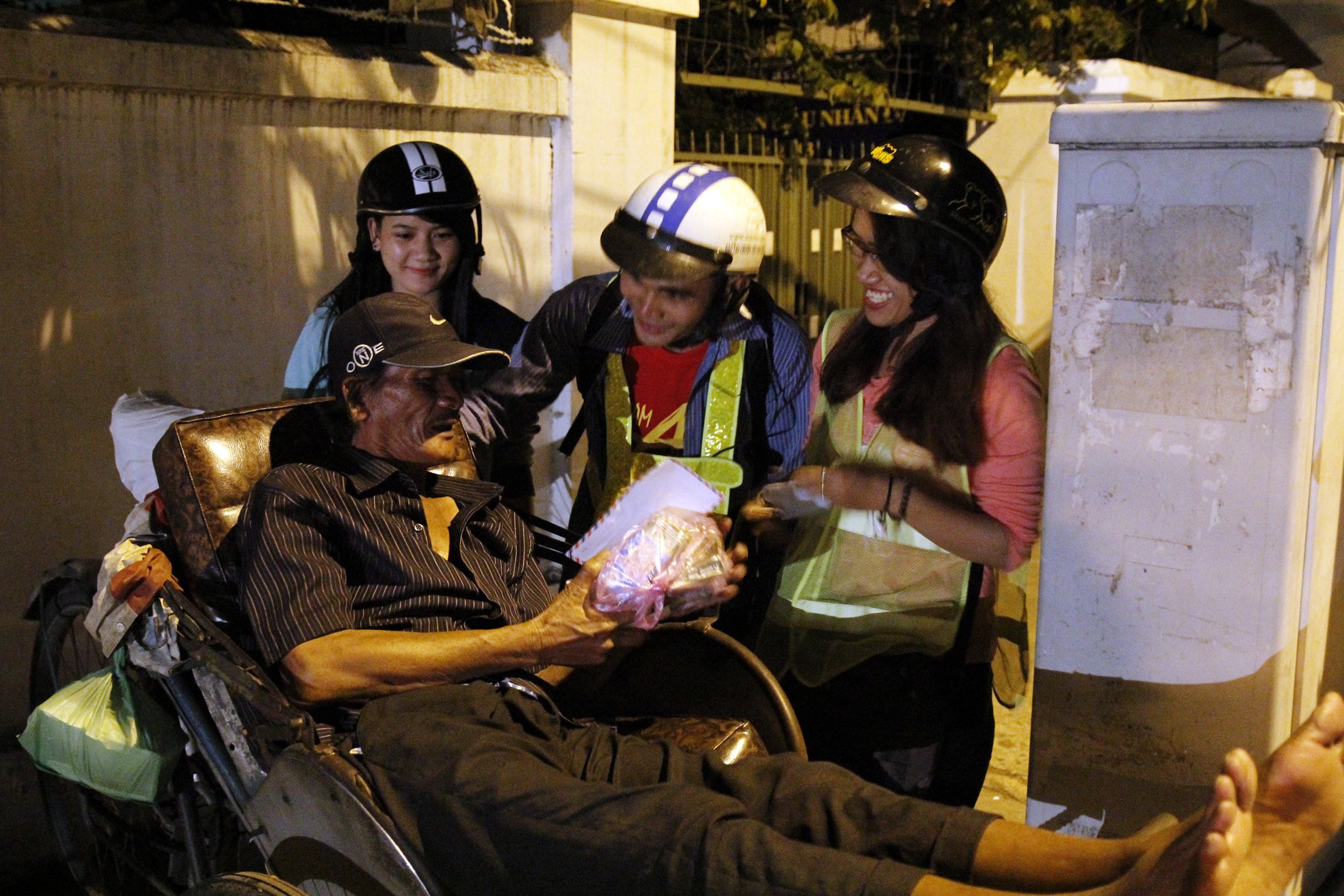 chú Văn ngày đạp xích lô tối nào cũng ngủ ngay gốc đường Nơ Trang Long, qua ngã 5 giao với Lê Văn Trị. Các bạn Lê Thị Bé Nhi, Dương dành nhiều thời gian để trò chuyện và động viên và chúc sức khỏe chú. 