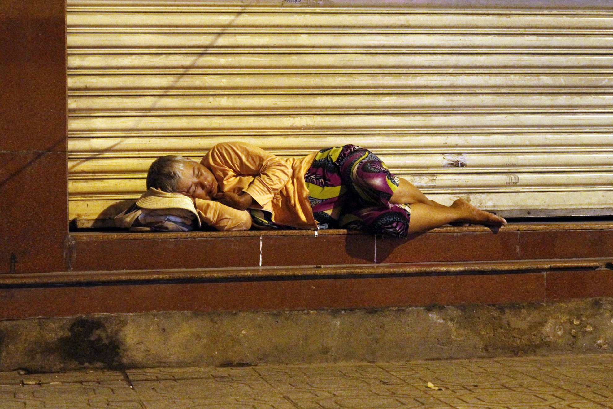 Nhìn thấy bác đây nằm co ro trên vỉa hè đường Trần Quang Khải các bạn tình nguyện viên không ai bảo ai vôi dùng xe lại bên vệ đường và chạy qua để tặng qua cho bác.