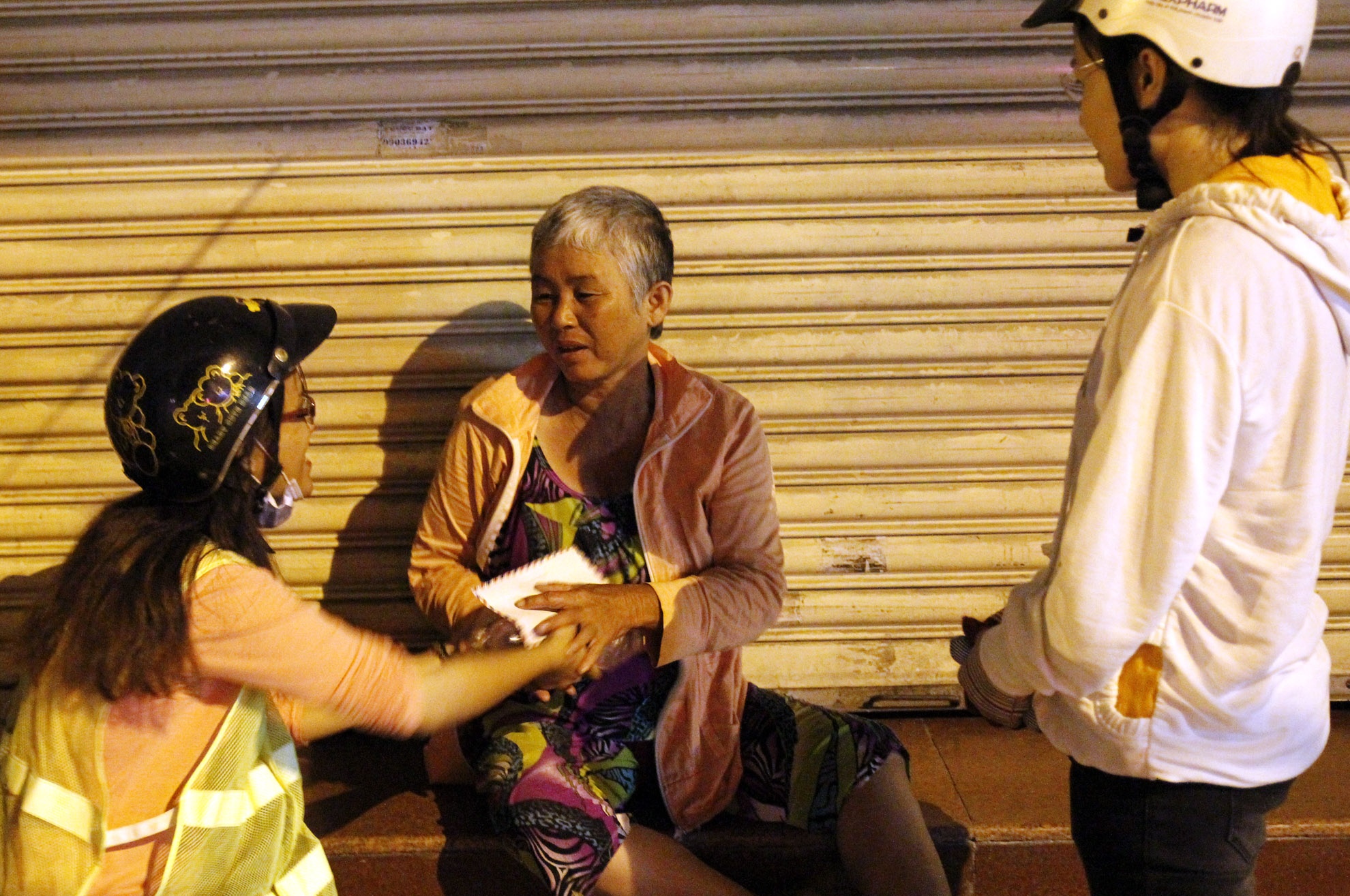 Bạn Phan Thị Thu Thủy hỏi thăm và tặng qua cho bác. Bác cực kỳ vui mừng các luôn miệng cảm ơn và nắm chặt  tay. Chỉ có những lúc như thế này mới hiểu được sự nống ấm của tình người khi trao nhau sự quan tâm và thương yêu.