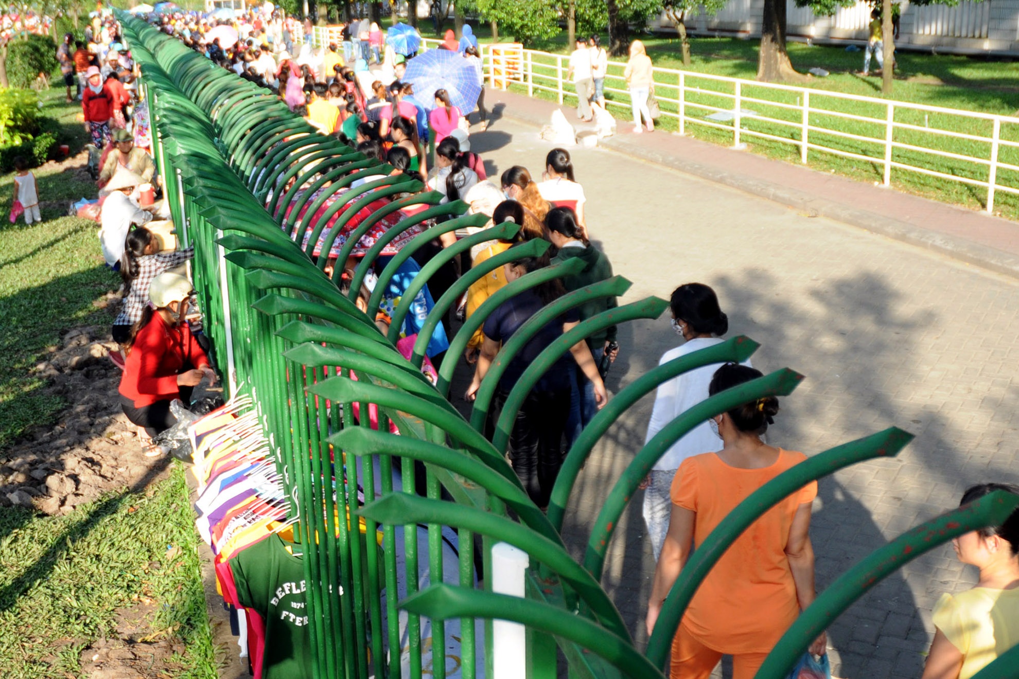 : Khu “chợ” này nằm ở gần KCN Pou yuen (quận Bình Tân). Từ khi công ty cho xây hàng rào để giữ trật tự, thì những người hàng rong chỉ còn cách bán ở phía ngoài.