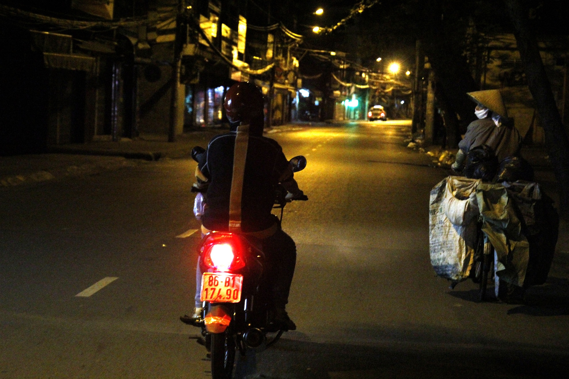 Khi nhìn thấy một cô lượm ve chai chạy lướt qua, cầm lòng không đặng Bạn Lương Yến Ngọc vội quay lại để gửi cô một bữa ăn khuya ấm tình người. Khi nhận được quà cô rất ngạc nhiên và xúc động. Cô chia sẻ chính khi nhận món quà này cô cảm thấy hạnh phúc hơn và đó cũng là một niềm vui nhỏ để cô tiếp tục vượt qua khó khăn vì có niềm tin vào cuộc sống.