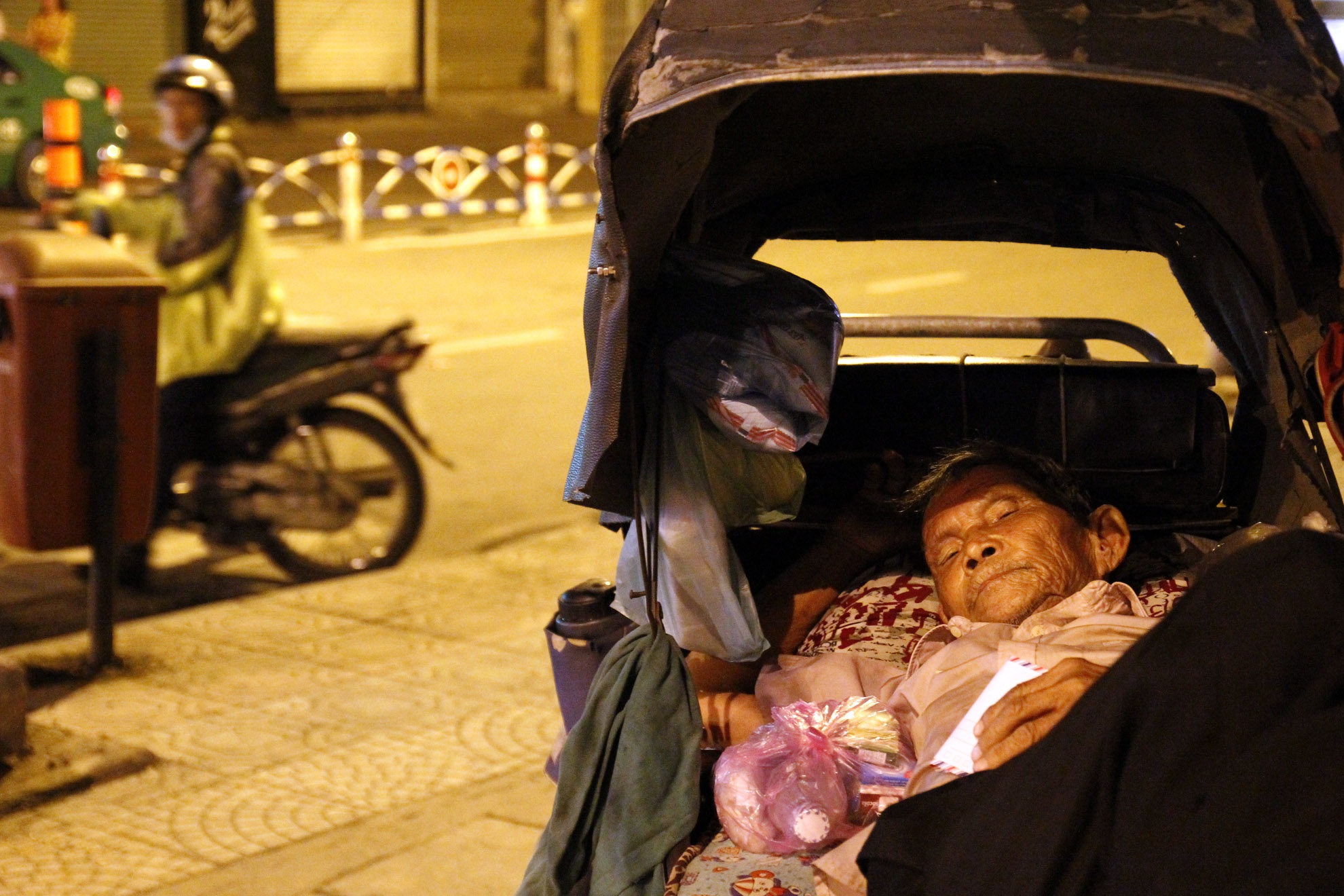 Bác đây chắc hẳn quá mọi mệt nên dù các bạn kêu rất nhiều nhưng vẫn không dậy nổi. Cẩn thận lật lớp áo bác để nhét bì thư tiền. Sáng mai ra khi thấy một gói quà nhỏ bên mình. Hẳn đó sẽ là một niềm vui bất ngờ cho bác.