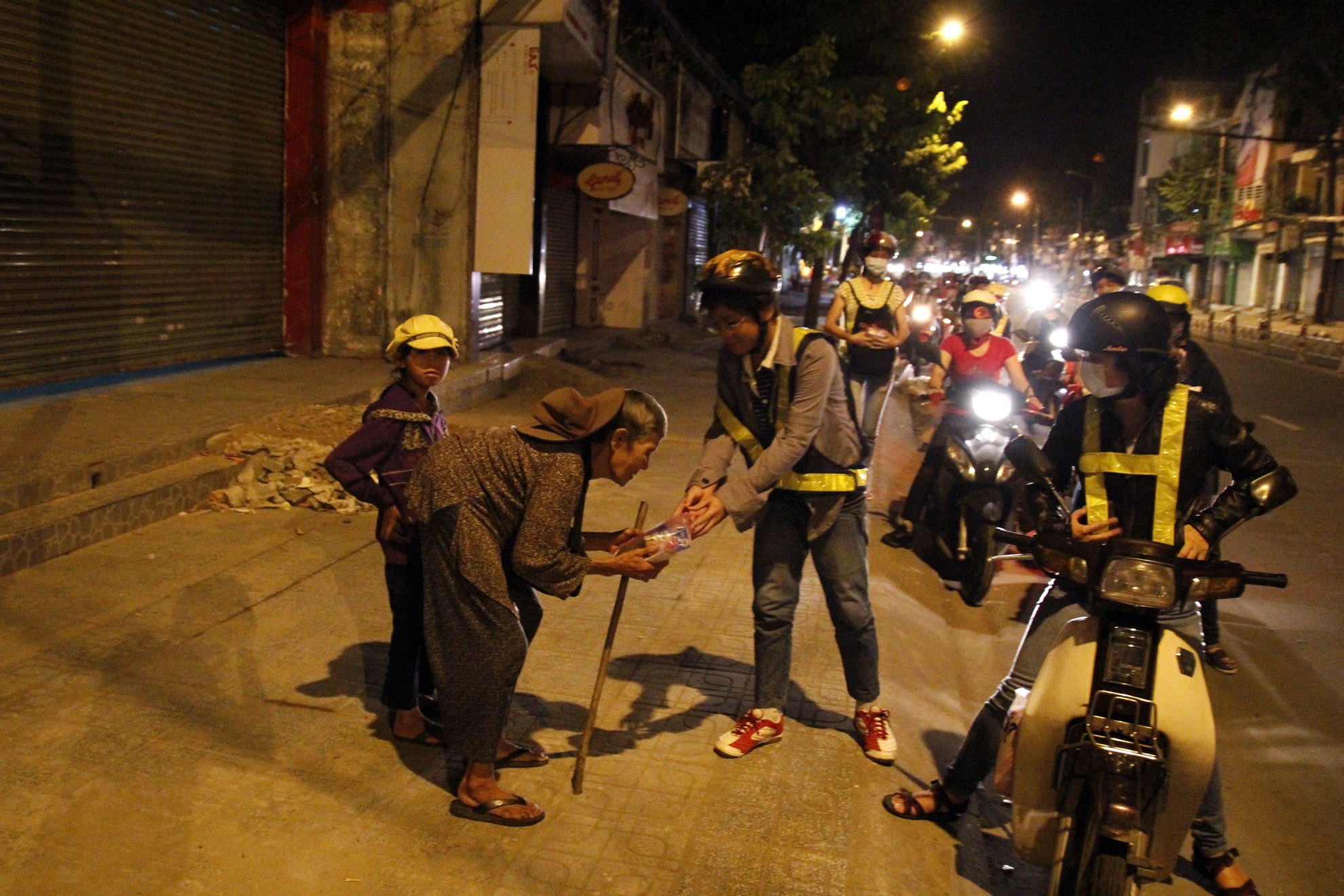 Nhưng khi em gặp và lắng nghe câu chuyện về  Bác Hai 73 tuổi lưng còng ở tận Phú Yên phải vào Sài Gòn đi bán vé số đêm để lây  tiền gửi về quê cho cháu đi học thì cực kỳ xúc động và đòi được tận tay trao gói quà cho bác. Em chỉ tâm sự hết sức xúc động và hồn nhiên: “sau này con sẽ ráng học để nuôi ba mẹ không bị hoàn cảnh như thế.”