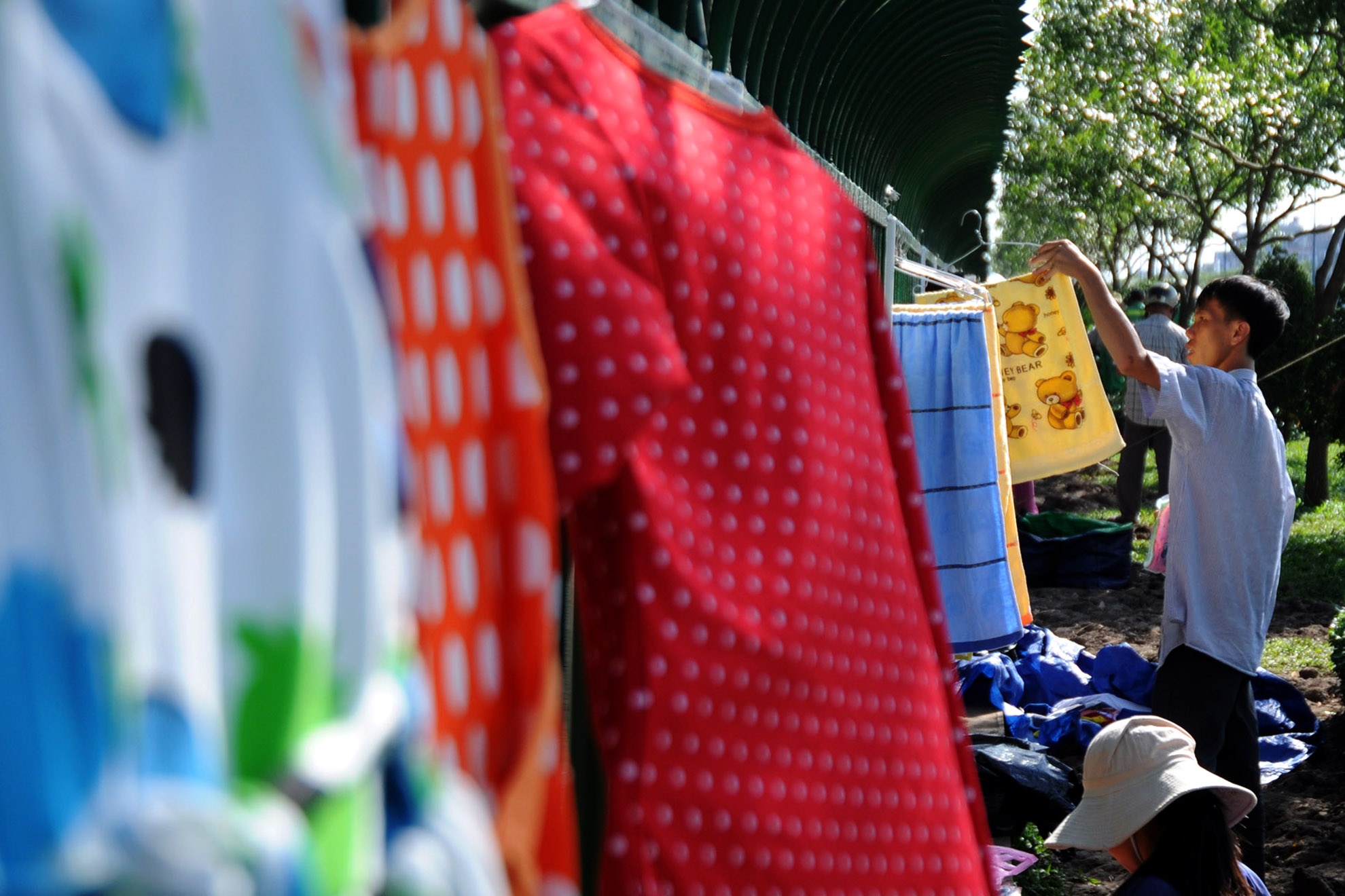 Khu “chợ” bày bán đầy đủ các loại hàng hóa như quần áo cũng như đồ ăn uống.