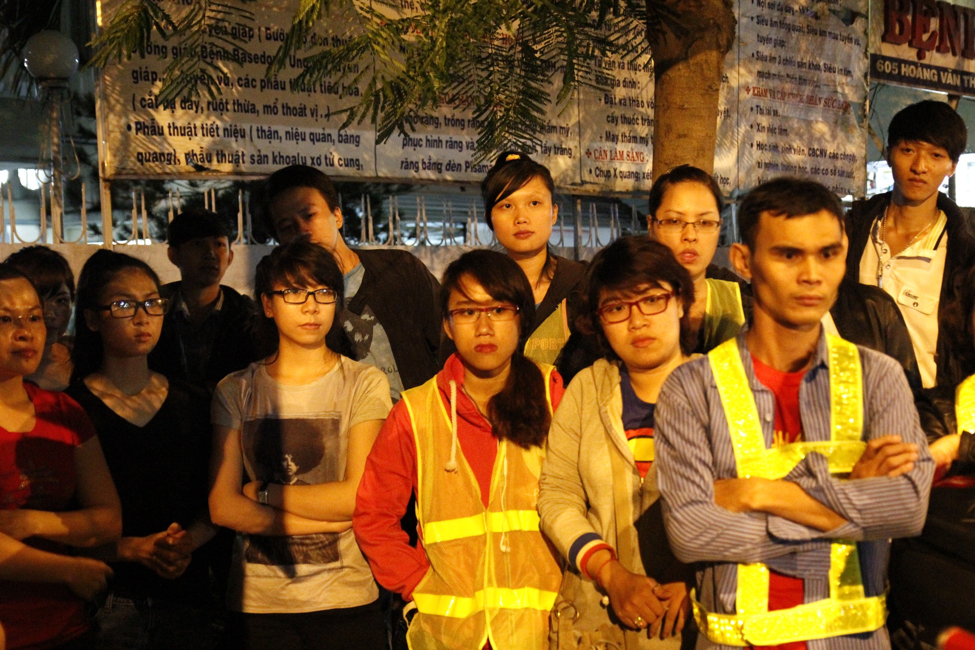 Hoạt động thiện nguyện phát quà đêm cho người vô gia cư ở Sài Gòn của nhóm Hơi ấm Sài Gòn do bạn Huỳnh Lê Tuấn sinh năm 1990 là nhóm trưởng  là một hoạt động đầy ý nghĩa và nhân văn được tổ chức thường xuyên. Nhóm lập một địa chỉ Facebook lấy tên Hơi ấm Sài Gòn và những bạn yêu thích hoạt động ý nghĩa này đều có thể tham gia. Hiện nay nhóm có 1874 thành viên đăng ký tham gia, và có những hoạt động thu hút đến 200 bạn tham gia cùng lúc. Hầu hết các bạn là sinh viên học sinh của các trường đại học ở trong thành phố. Chính các bạn ngoài cống hiến sức lực cùng đóng góp tùy theo khả năng của mình từ vài chục ngàn đến vài trăm ngàn. Song vì nhóm hoạt động có ý nghĩa và hiệu quả thật sự nên thu hút rất nhiều sự ủng hộ của các nhà mạnh thường quân khác. Chính vụ sự vững chắc và nhân sự cũng như về tài chính mà các hoạt động của nhóm ngày càng mở rộng và thiết thực.