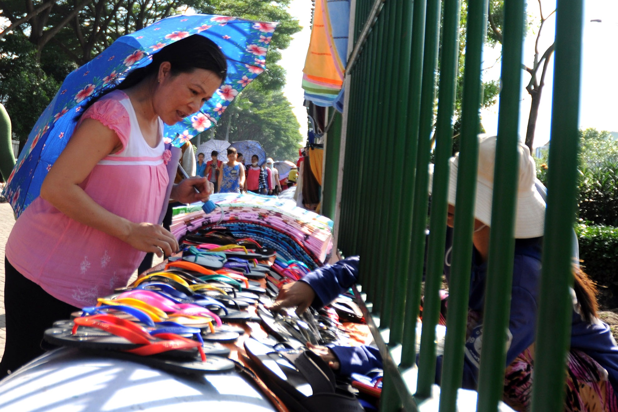 Những người có nhiều vốn thì đầu tư bán quần áo, dày dép để có lời.