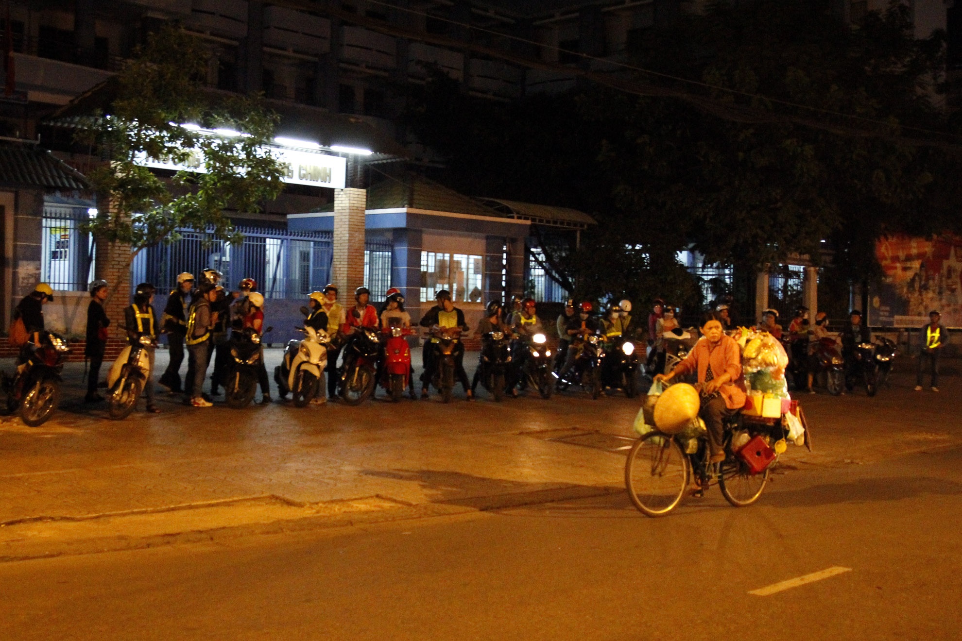 Với hoạt động tặng quà cho người vô gia cư thì mỗi đêm các bạn phát khoảng 100 đến 150 phần quà. Một phần gồm 50.000, bánh nếp, xôi, 1 chai nước, 1 chai dầu gió.  Bạn Huỳnh Lê Tuấn trưởng nhóm chia sẻ cách thức nhóm hoạt động: Cứ 1 tháng nhóm sẽ có ít nhất 4 lần đi tiền trạm để tìm những địa bàn có nhiều người vô gia cư trú ngụ. Cần phải tiền trạm để phân biệt những người vô gia cư thật và những người lười biếng giả làm vô gia cư. Sau khi đã xác định xong, Tuấn sẽ lên kế hoạch rồi đăng facebook thông báo về chương trình chi tiết cho các bạn tình nguyện viên đăng ký cũng như để các nhà mạnh thường quân tham gia tài trợ. 