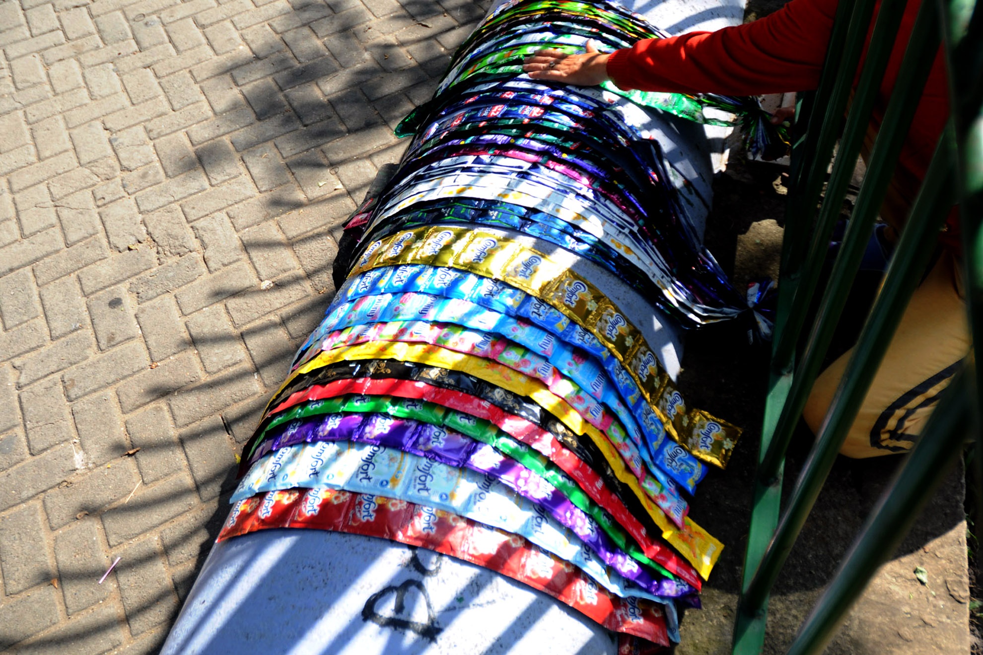 Trong khi đó, những người ít vốn lại chọn những mặt hàng như dầu gội, muỗng nĩa, bàn chải đánh răng…để bán