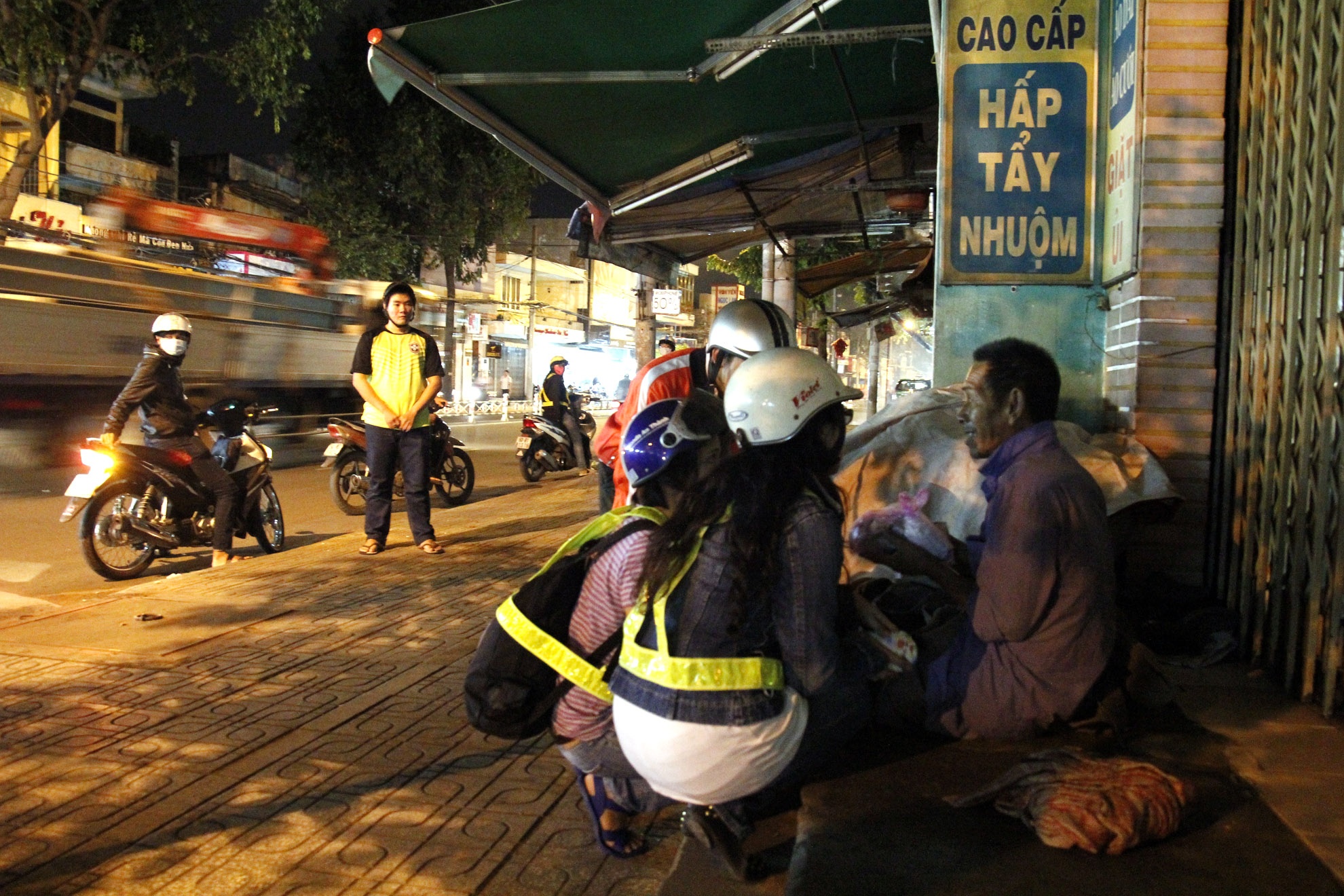 Những người vô gia cư có một hoàn cảnh éo le khác nhau. Các tình nguyện viên đều hỏi thăm rất cặn kẽ về gia cảnh, sức khoẻ của họ để có thể giúp đỡ khi cần thiết.