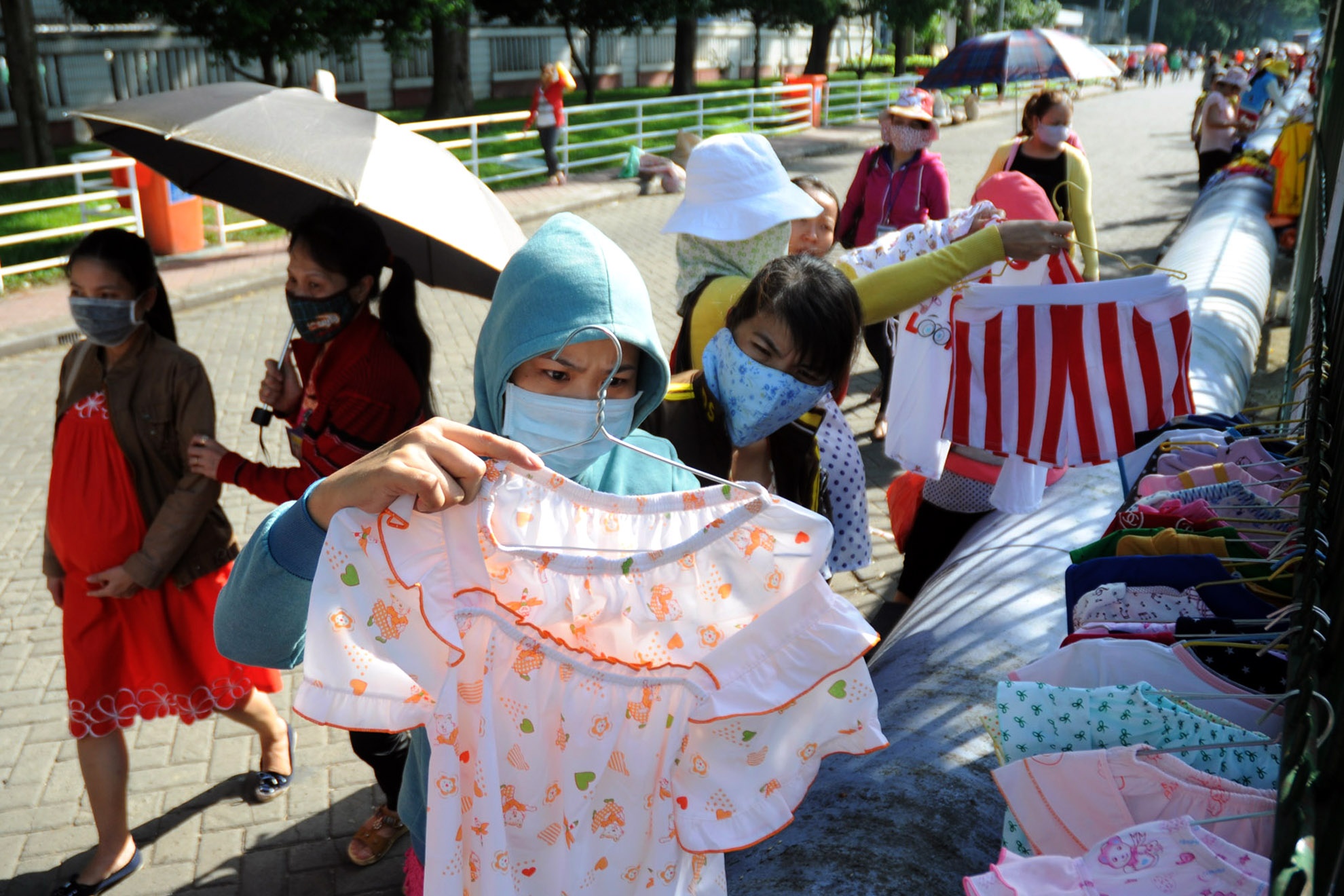 Vì đều là những thứ bán cho công nhân nên giá cả khá mềm. Các mặt hàng ở đây đều không quá 50.000 đồng.