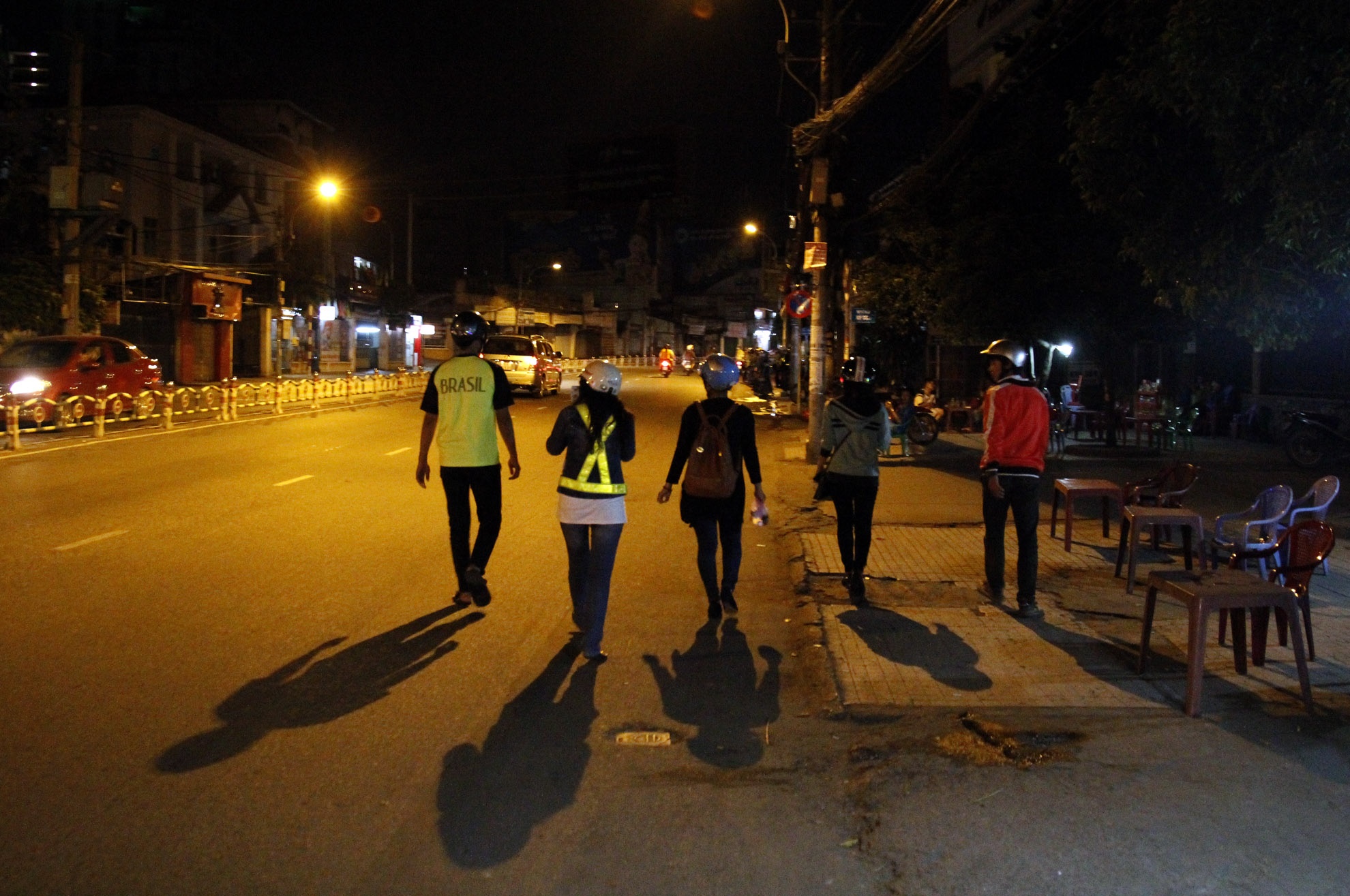 Sau đó một nhóm gồm 5 thành viên sẽ đi bộ lại để tặng quà. 3 bạn sẽ trò chuyện hỏi thăm lấy thông tin của người vô gia cư, 2 bạn còn lại sẽ cảnh giới các đối tượng lạ cướp giật, đòi quà hay quấy rối. 