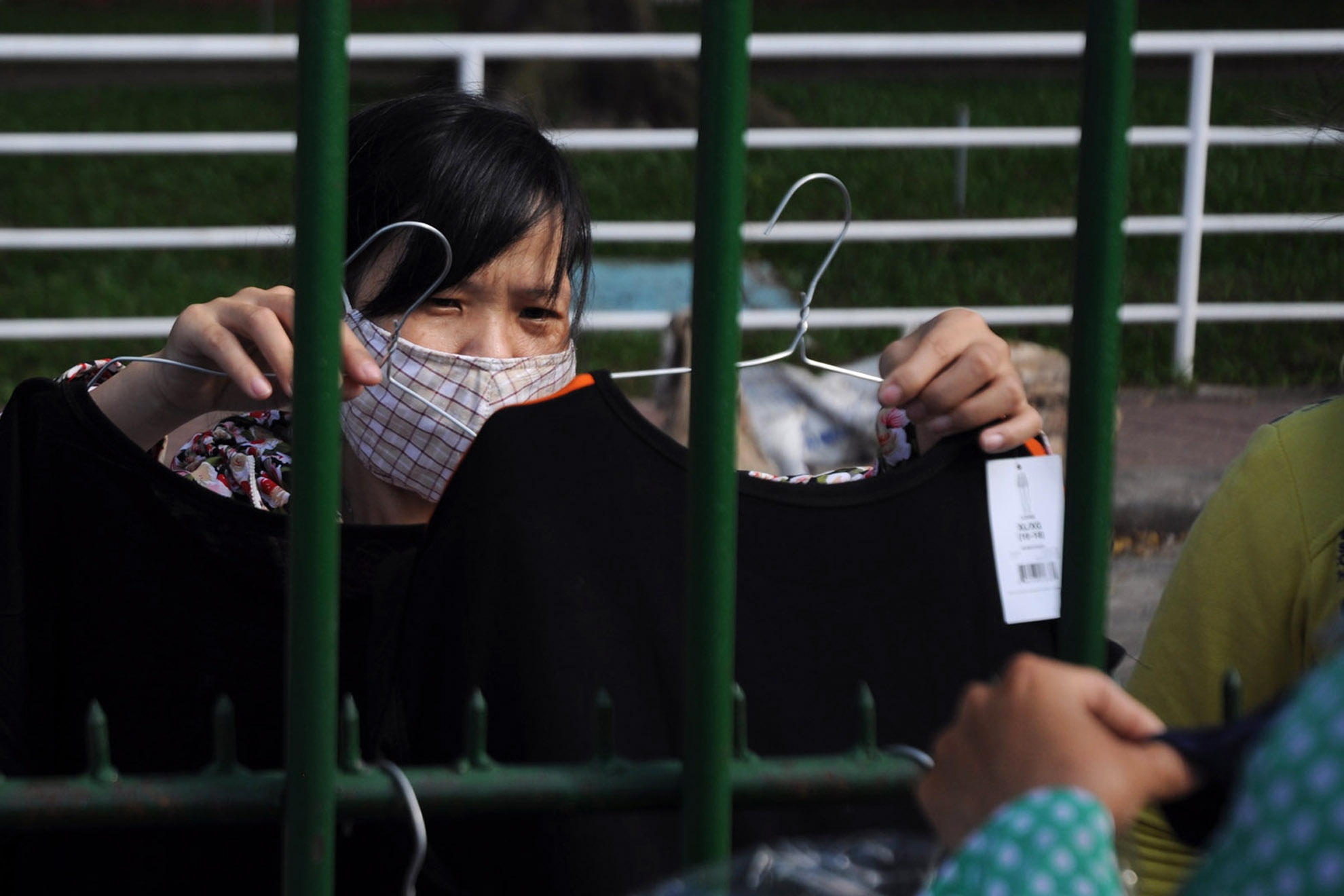 Tuy nhiên, người mua rất cẩn thận xem xét kỹ trước khi muốn mua một món đồ vì không muốn bị “hớ”.