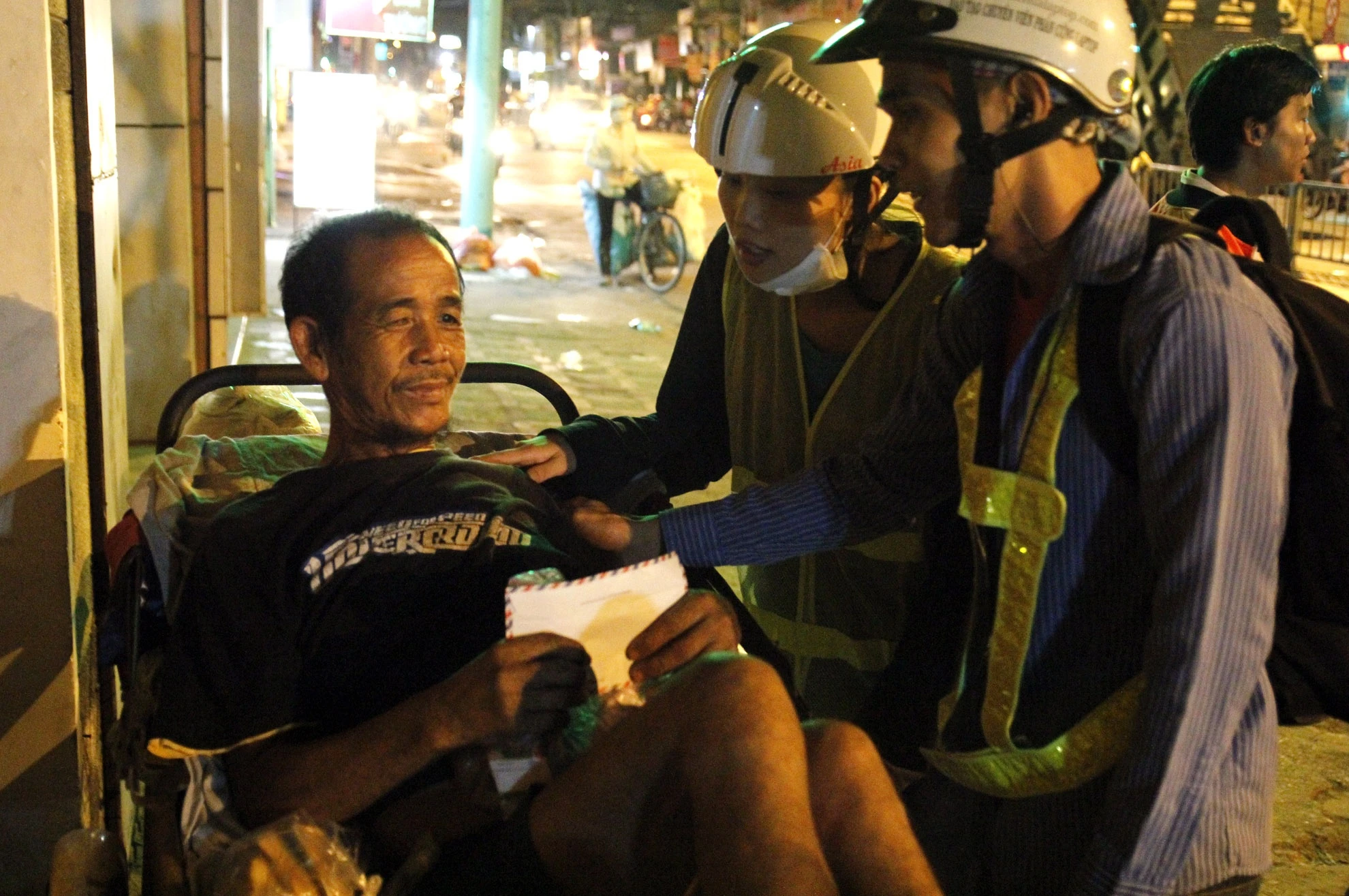 Đây chú Minh, quê Bình định. Đạp xe xích lô đã hơn 20 năm tại SG. Nhưng từ khi nhiều tuyến đường cầm xe xích lô chúng càng gặp khó khăn hơn. Rồi theo thời gian sức khỏe chú giảm sút nên cũng không đủ sức chở nặng nên càng ít khách. Không đủ tiền thuê nhà chú phải lấy vỉa hè trên đường Phan Đăng Lưu, quận Bình Thạnh làm chốn nghỉ ngơi. Khi nhận quà tặng của bạn Hứa Mỹ Kiều đại học Công nghệ Sài Gòn và bạn Nguyễn Dương là một võ sư tham gia bảo vệ cho đoàn chú vẫn cứ ngơ ngẫn không hiểu vì sao mình được đối xử tốt như vậy.