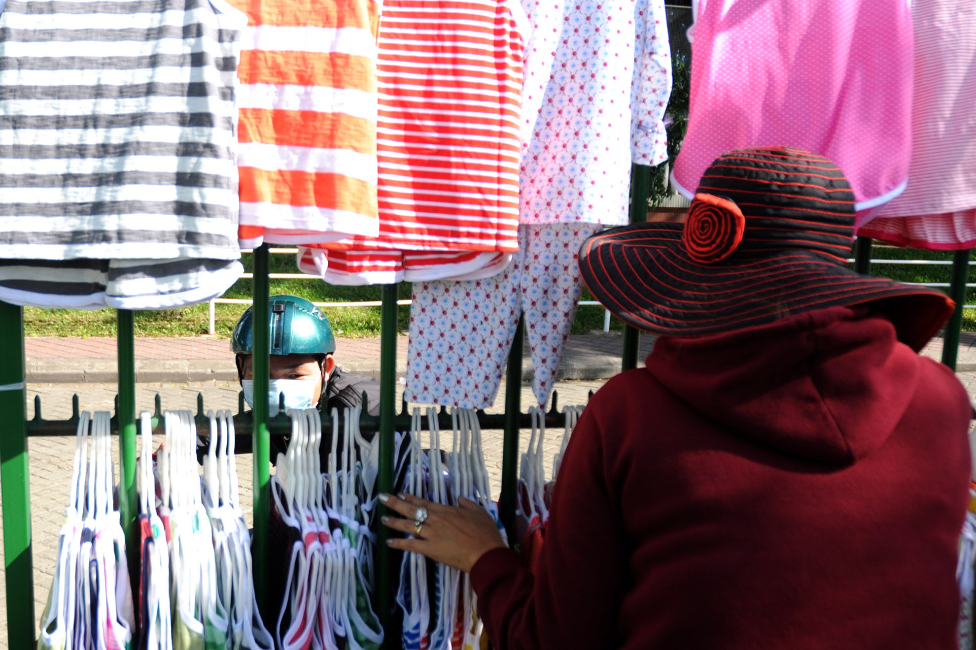 Chị Hà (quê Long An) lên thành phố thuê nhà trọ sinh sống. Chị Hà chọn nghề bán quần áo để mưu sinh, vừa có thời gian chăm sóc con cái, lại không bị áp lực thời gian.