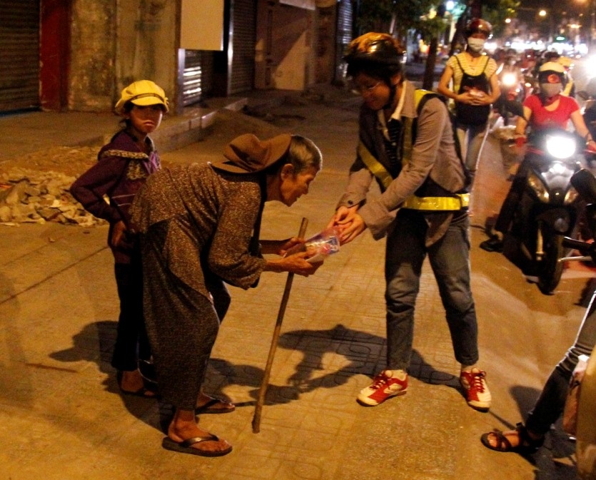 Nguoi vo gia cu o Sai Gon bat ngo duoc tang qua giua dem hinh anh