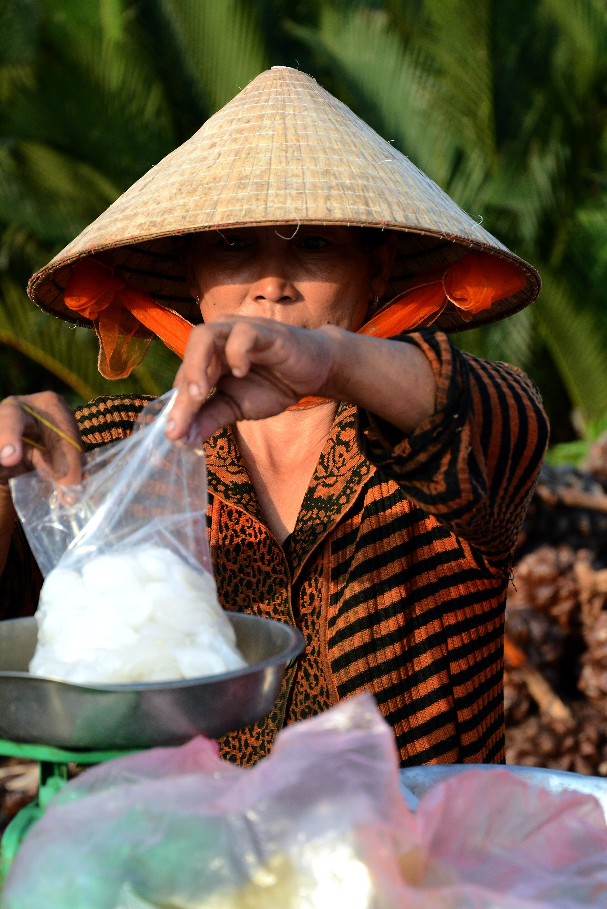 Chế biến dừa nước khá đơn giản: Cùi dừa pha thêm nước đường và đá lạnh là đã có một li nước giải khát mát ruột giá 10 ngàn đồng. Cùi dừa bán 50 ngàn 1 kg cho du khách mang về tuỳ thích chế biến.