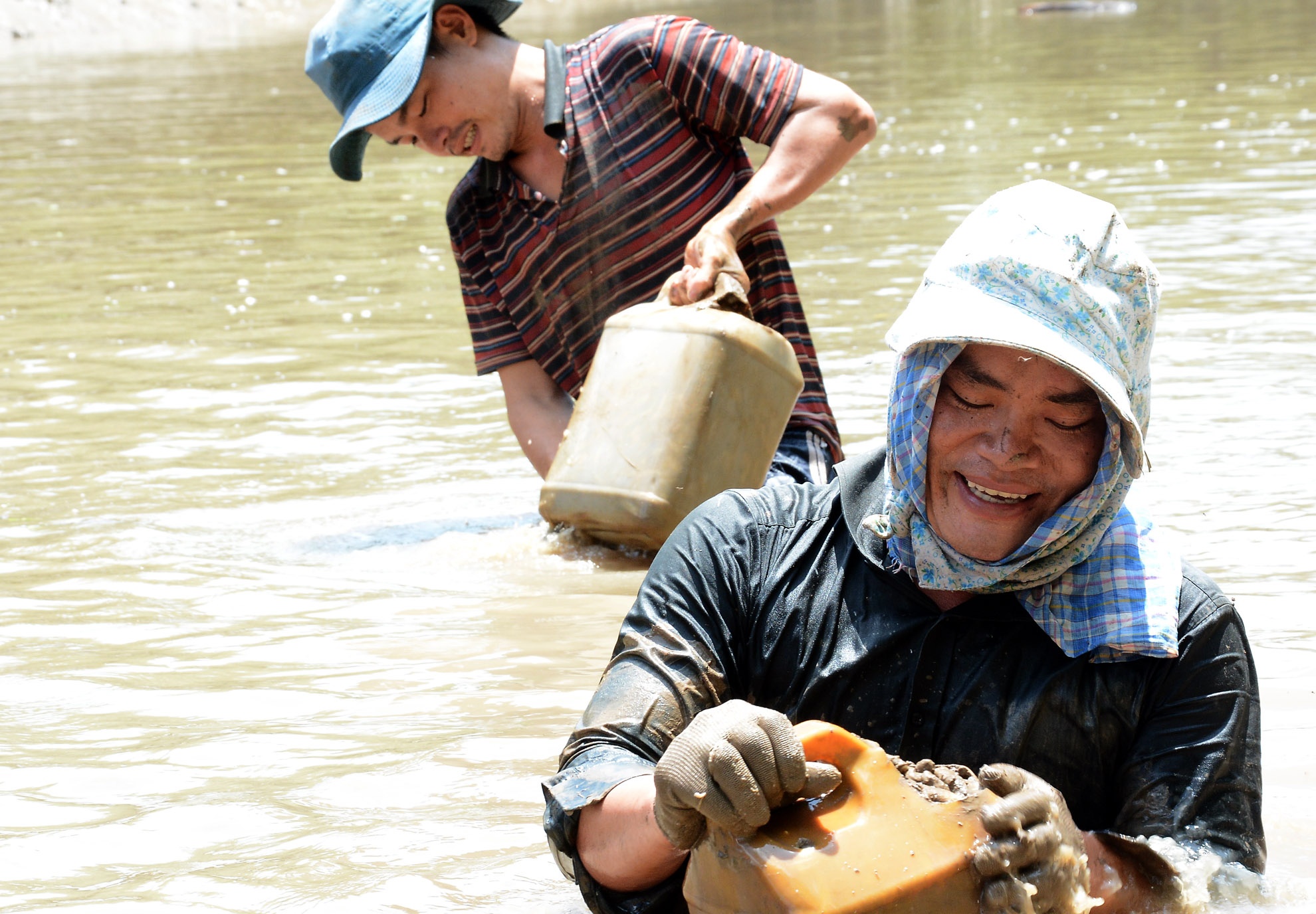 Mỗi chuyến đi nhiều thì được chục ký trở lên, lúc ít thì được vài ký. Bán cho người thu mua sâu đất với giá 29 ngàn đồng/kg. Thời điểm đào sâu đất tốt nhất là khi nước ròng. 