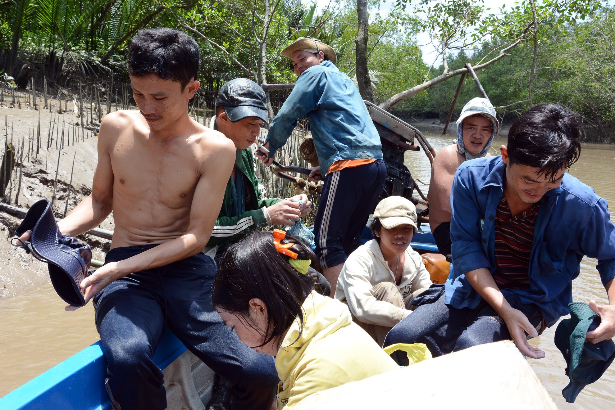 Mỗi chuyến đi có từ 10 người trở lên, gồm cả thanh niên, phụ nữ và trẻ em. Cứ đầu giờ sáng có hàng chục chiếc thuyền chở người dân nơi đây vào rừng để mưu sinh.