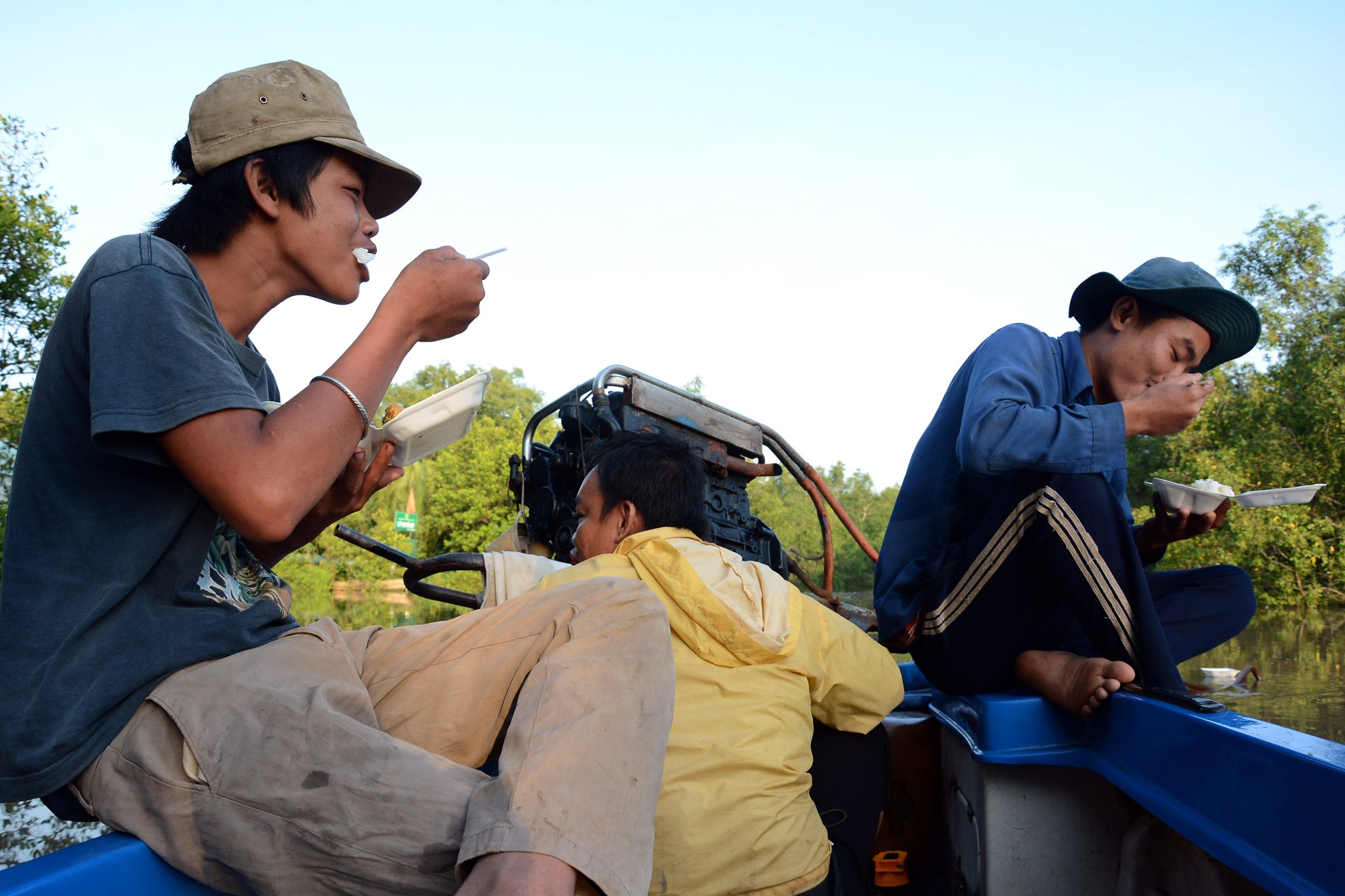 5h30 sáng mọi người bắt đầu lên ghe, băng qua những cánh đồng rừng đước hơn 30 phút mới tới nơi, làm việc xa xôi trong rừng nên mọi người tranh thủ đem theo đồ ăn và nước uống để dự trữ. 