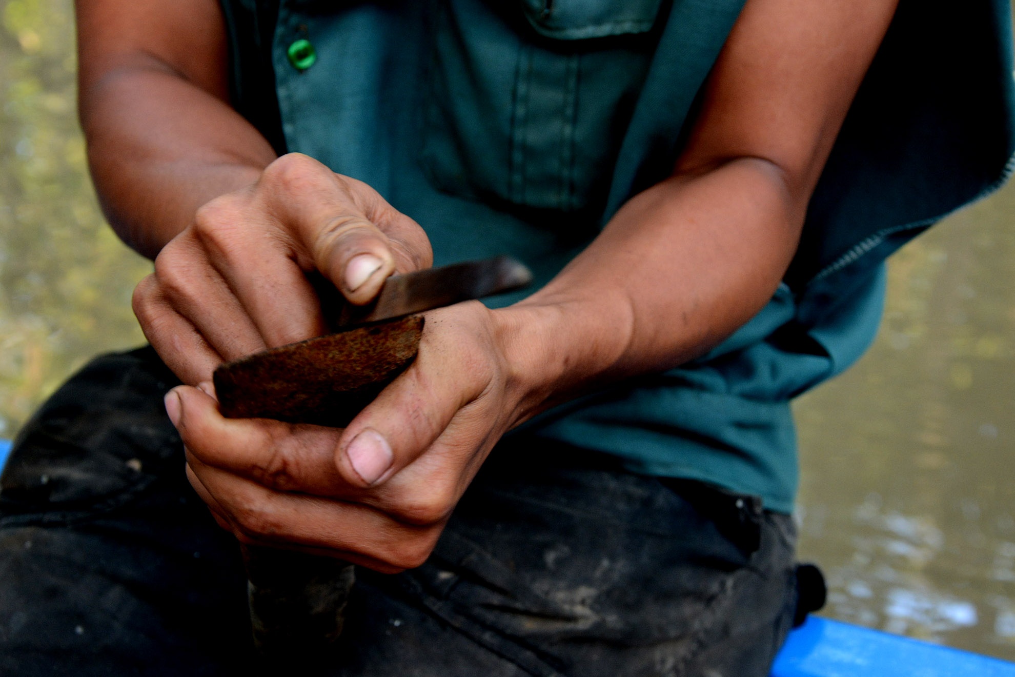 Chỉ cần một cây cuốc nhỏ hay xẻng và một can nhựa là đủ để hành nghề. Cây cuốc cần được mài bén để đào nhanh hơn. 