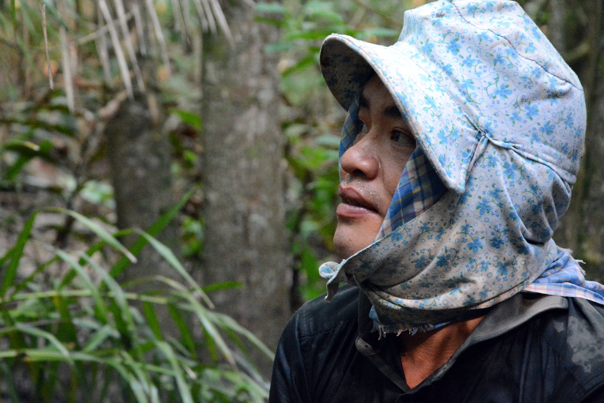 Anh Bé (30 tuổi) hằng ngày cũng phải vào tận rừng đào sâu đất để kiếm sống. Anh tâm sự: Có ngày đào nhiều thì bán được 200 đến 300 ngàn, lúc ít thì được mấy chục ngàn, có khi về không. 