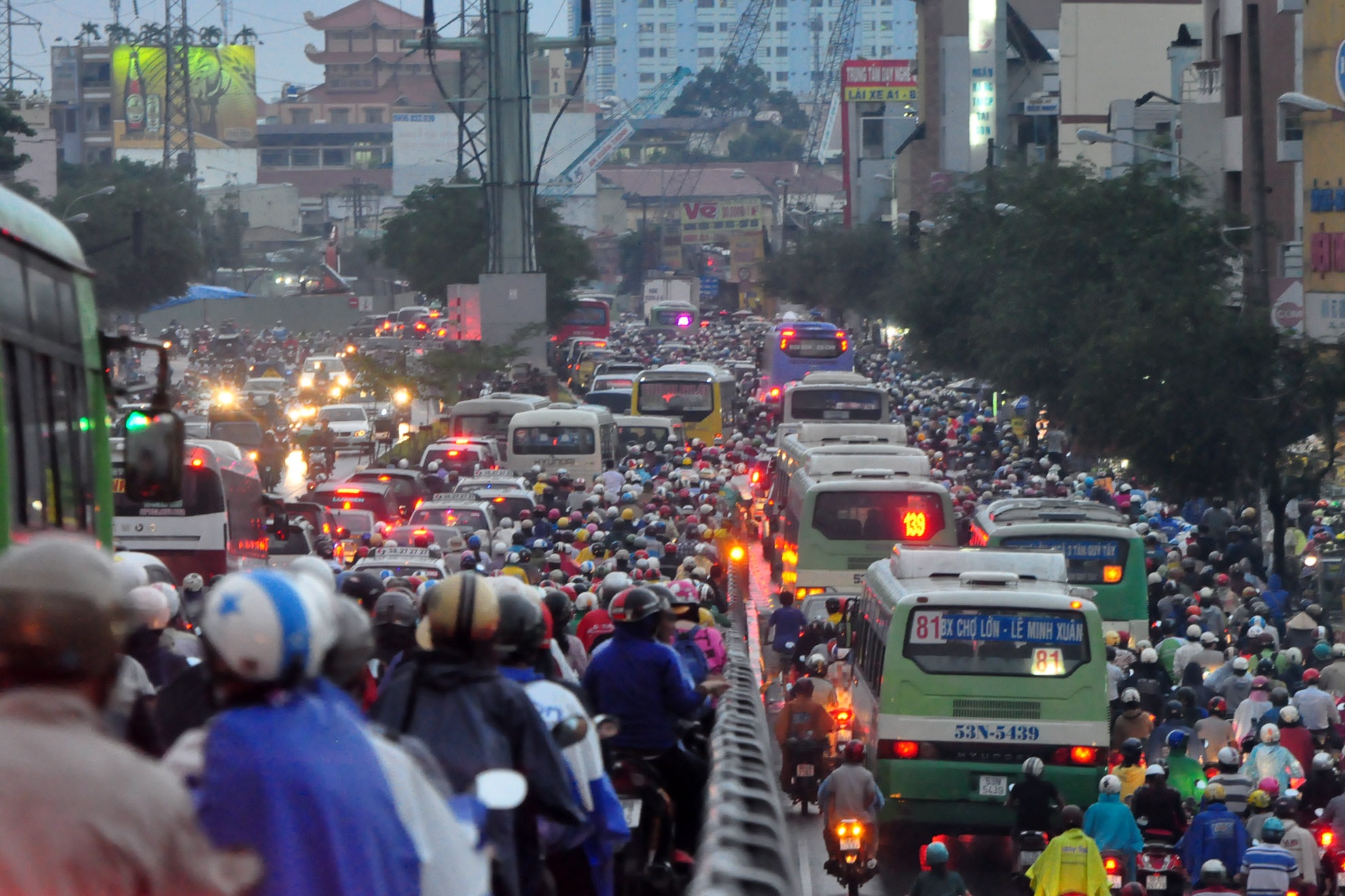 Các tuyến đường bị ngập năng khiến không ít các tuyến đường khác bị kẹt xe nghiêm trọng nhiều giờ liền như đường Hông Bàng, đường Lạc Long Quân, Âu Cơ, Bình Thới, Minh Phụng, Ông Ích Khiêm...thuộc các quận 11, 6, 10.