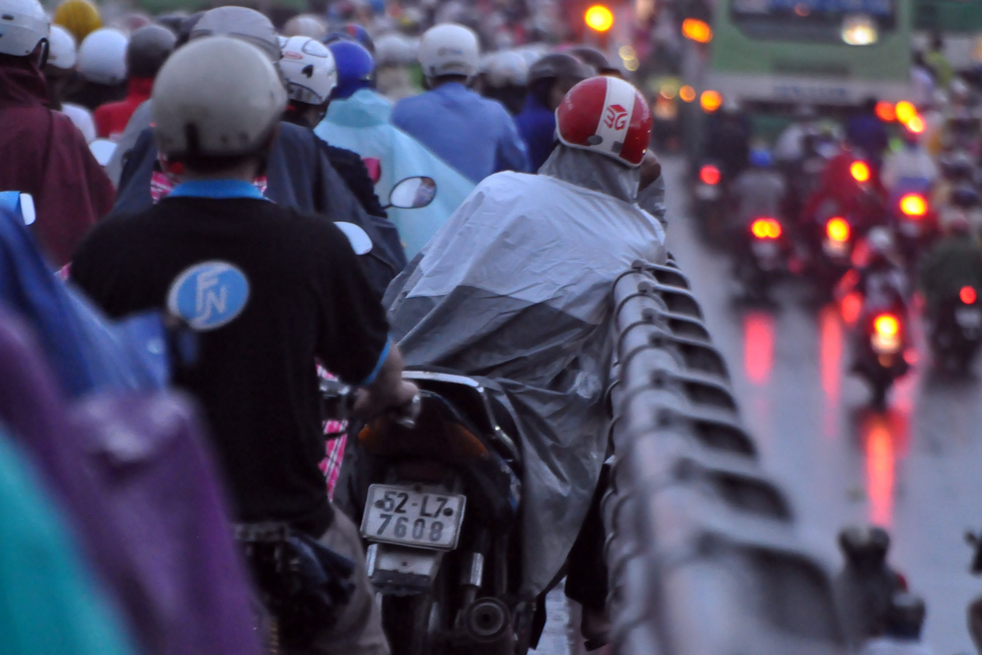 Rất nhiều người đi làm phải vất vả hàng giờ vượt qua kẹt xe để về nhà.