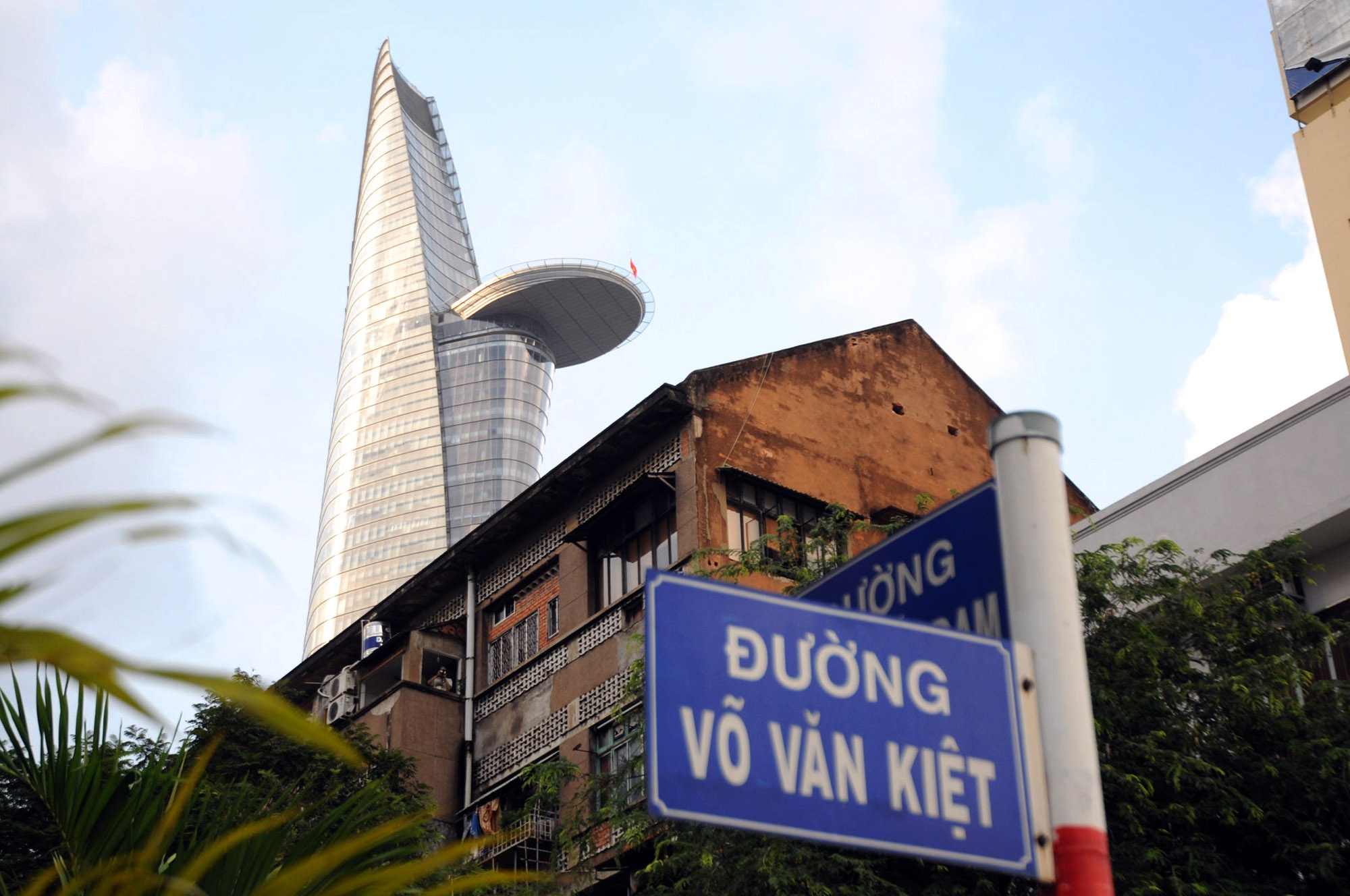 Nằm giữ trung Sài Gòn họa lệ, chung cư Tôn Thất Đạm (quận 1) vẫn giữ lối kiến trúc được xây dựng từ thời Pháp. Cuộc sống vẫn tiếp diễn bình thường ở nơi đây. ảnh 1: Chung cư cũ Tôn Thất Đạm nằm tọa lạc trên đường Tôn Thất Đạm, quận 1.  ảnh 2: Chung cư cũ này được xây dựng từ thời Pháp thuộc. Trải qua mấy chục năm, nó vẫn tồn tại đến tận ngày nay.