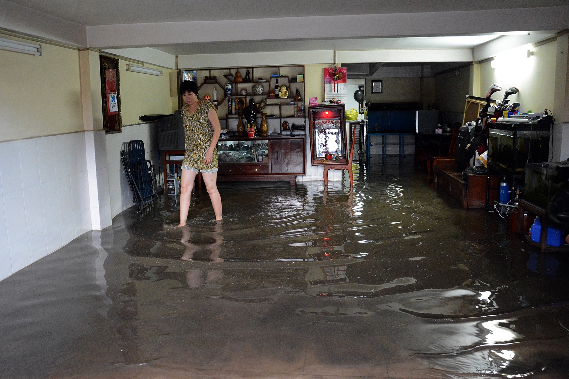 Một căn nhà trên đường Luỹ Bán Bích bị nước bẩn tràn vào, nhiều người dân kêu ca: Càng làm cống sao mưa tới càng ngày càng ngập sâu.