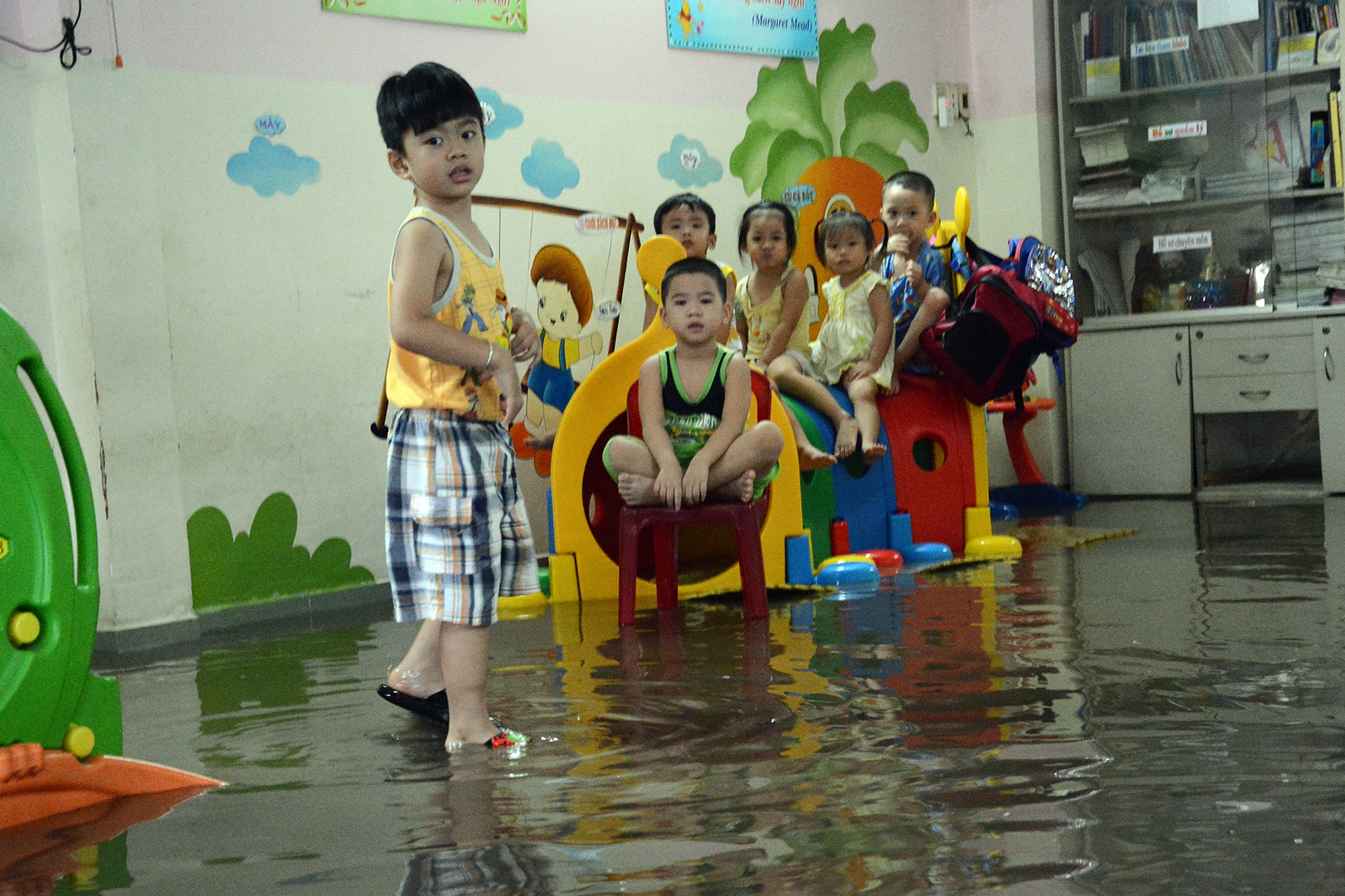 Học sinh một trường mầm non ở Q.6 phải cho học sinh tránh ngập bằng cách ngồi trên cầu trượt để 