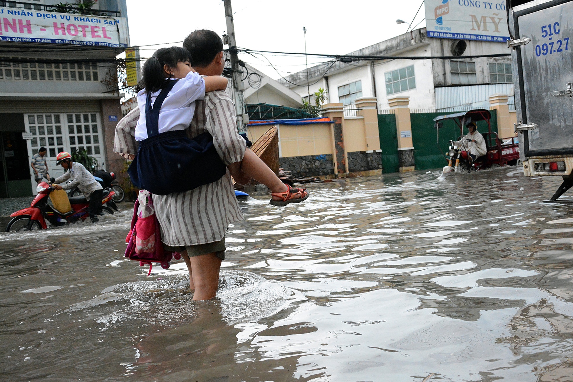 Hai ông cháu vượt qua một đoạn ngập trên đường Luỹ Bán Bích, Q. Tân Phú. Đoạn đường này ngập nặng còn do đang thi công hệ thống cống nên 