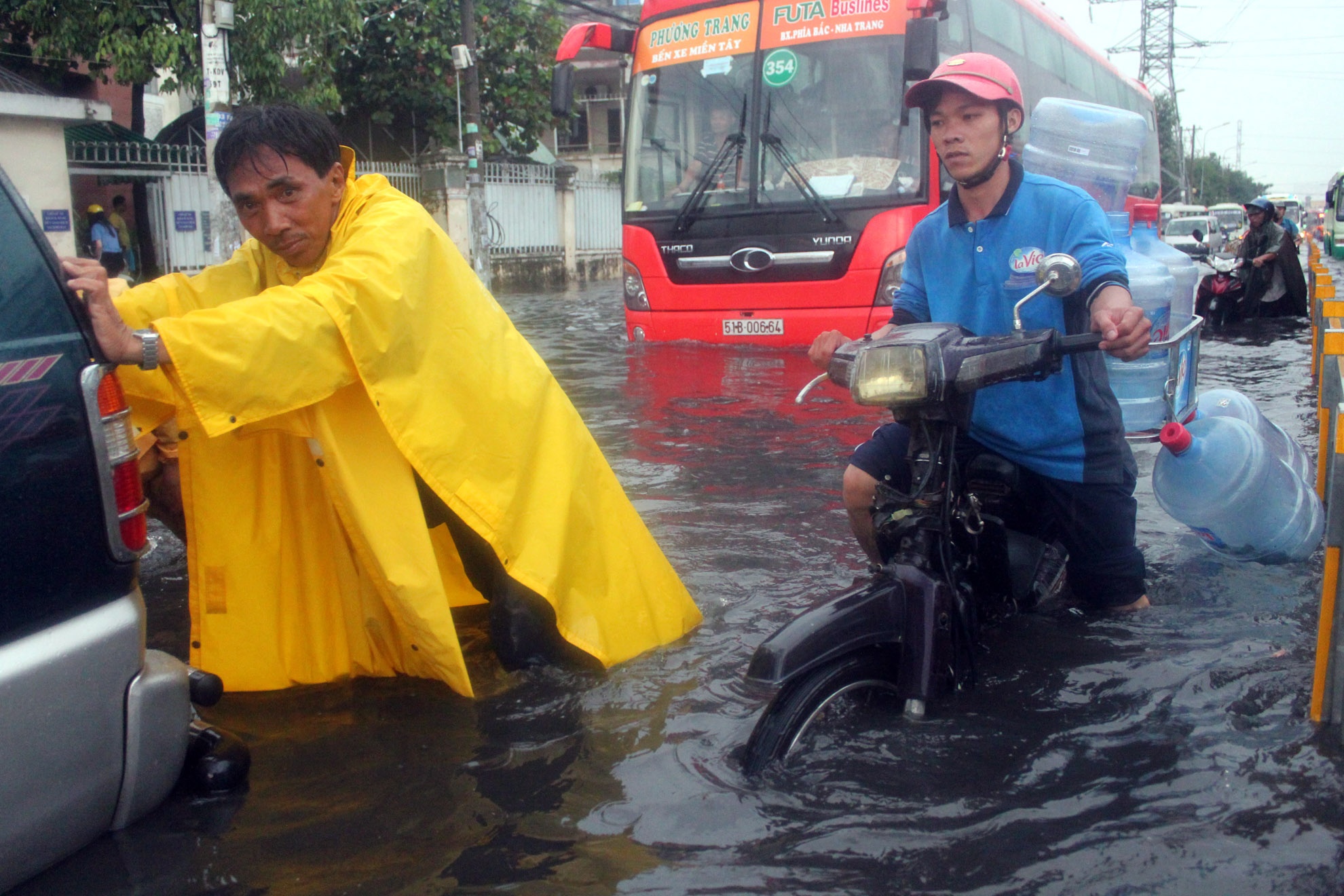 Duong pho Sai Gon thanh song, giao thong te liet hinh anh