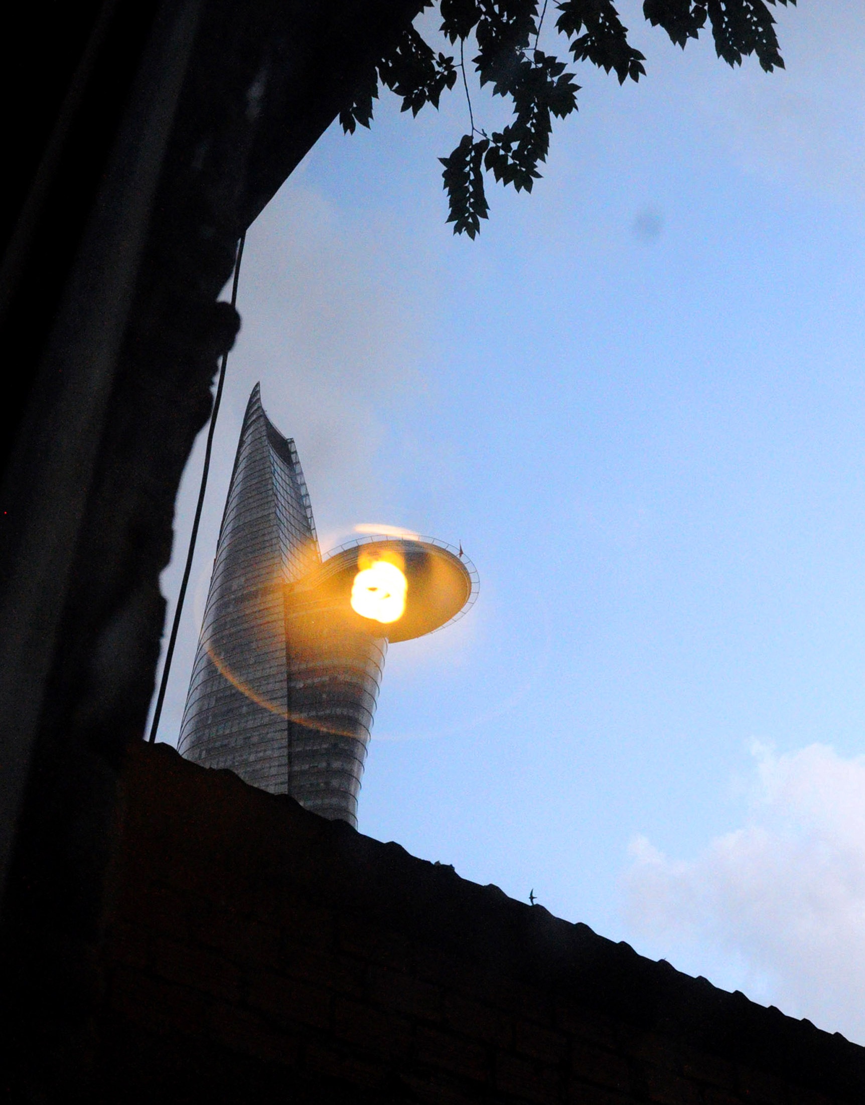 Từ chung cư cổ 14 Tôn Thất Đạm có thể ngắm tòa tháp Hoa Sen ở nhiều góc, khung cảnh khác nhau.