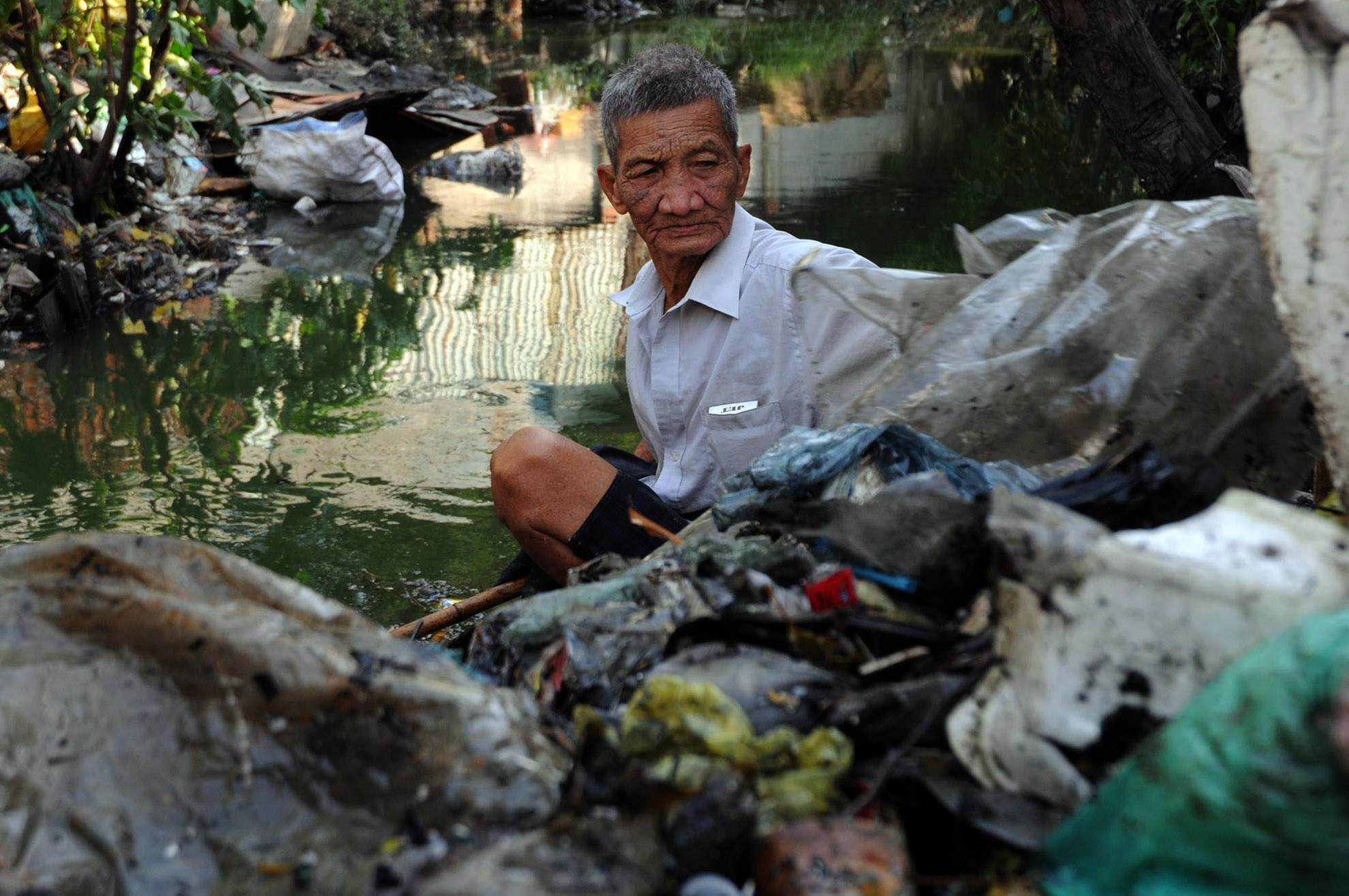 Ở dưới dòng kênh Cầu Mé đủ các loại rác thải từ túi nilo, xác động vật, các mảnh kim loại… rất nguy hiểm. Trong quá trình làm việc, ông từng bị các mảnh kim loại đâm chảy máu nhiều lần.