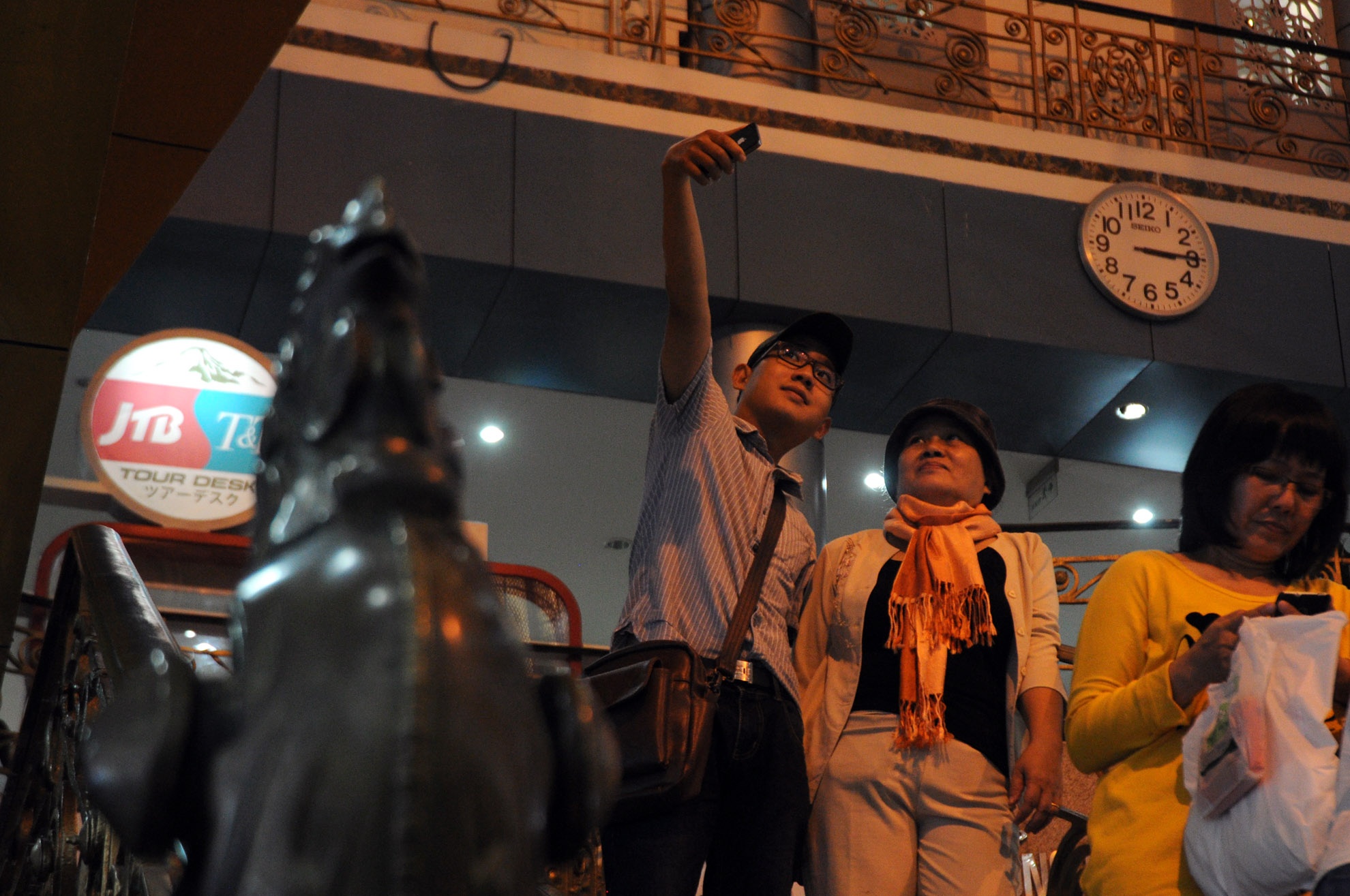 Những thế hệ người dân Sài Gòn đã quá quen thuộc với hình ảnh của trung tâm mua sắm lâu đời này. Trong ảnh: Hai mẹ con đang cùng chụp hình kỉ niệm trong tòa nhà