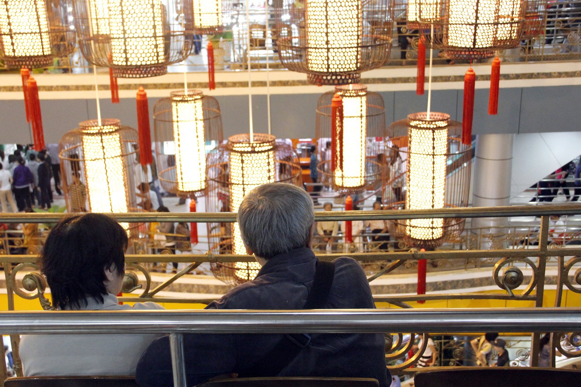 Một cặp vợ chồng ngồi ngắm nhìn không khí mua sắm nhộn nhịp như để lưu giữ lại những hình ảnh đẹp cuối cùng.
