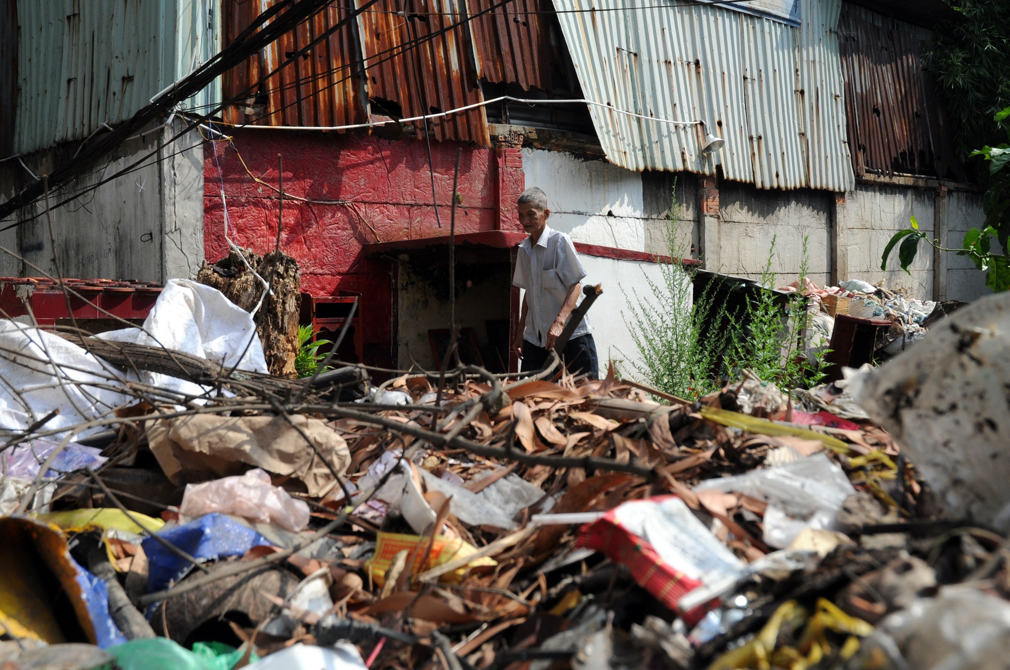 Ông Tân còn mua sẵn chiếc đèn pin, lỡ ban đêm mà rác nhiều bốc mùi thì ông sẽ đi vớt trong đêm. Một mình ông cứ cặm cụi với công việc.