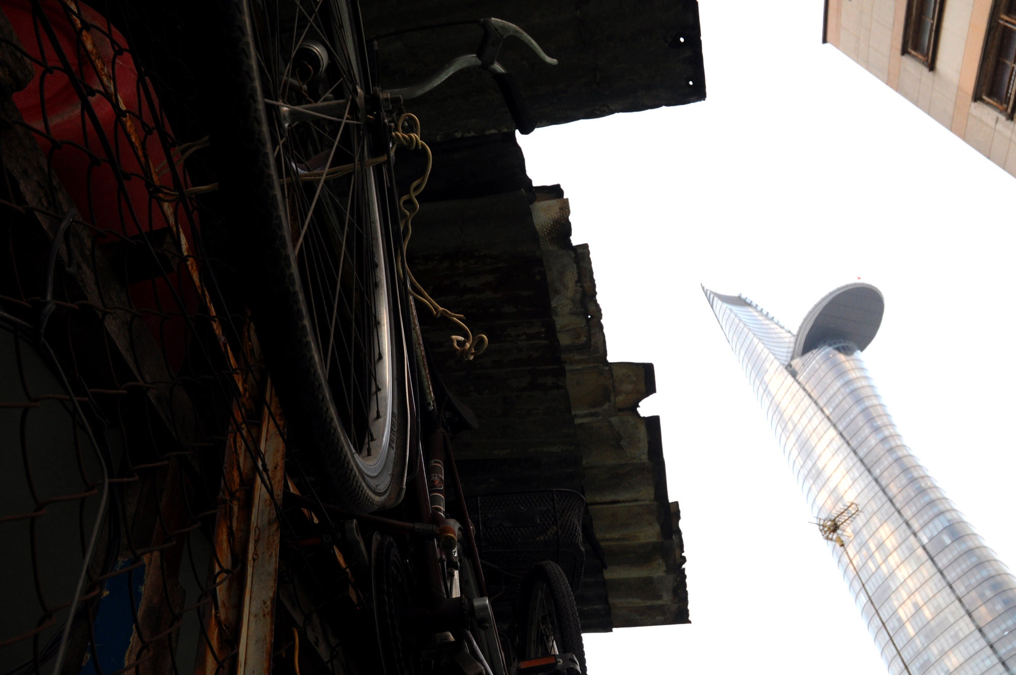 Thậm chí, toà tháp đẹp đẽ bên cạnh như một sự tô điểm cho cuộc sống của họ. Những giá trị cũ mới vẫn tồn tại song hành.