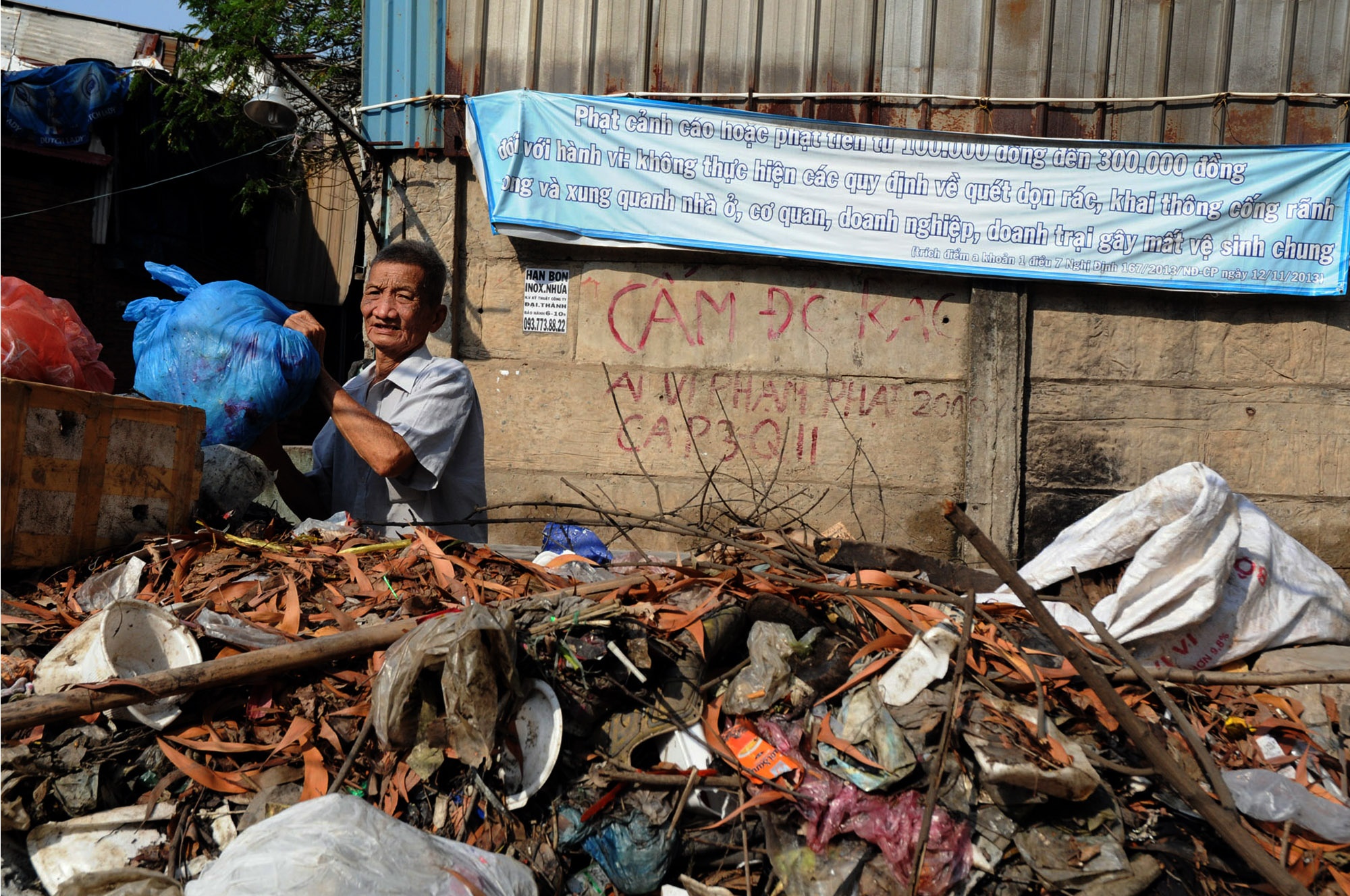 Chính quyền nơi đây đã có những biển cấm, phạt nhưng đều vô tác dụng. Dòng kênh ngày ngày vẫn đang hứng chịu lượng rác lớn từ sinh hoạt của người dân