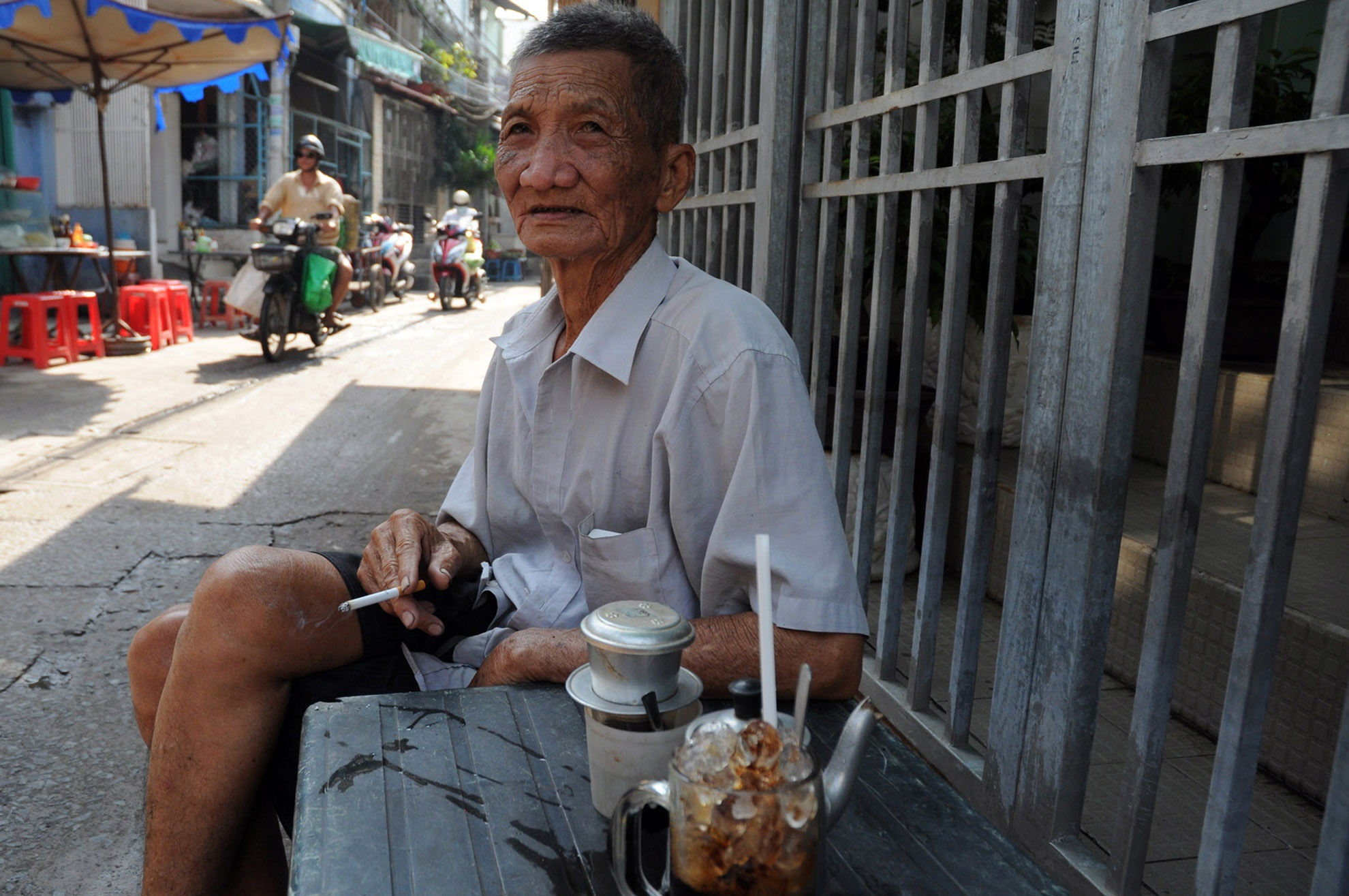 Việc bốc rác dưới kênh là do ông tự nguyện làm, dù gia đình không khá giả. Con cái của ông đã có gia đình, ra ở riêng. Hai vợ chồng ông ở với nhau trong căn nhà cấp bốn nhỏ.